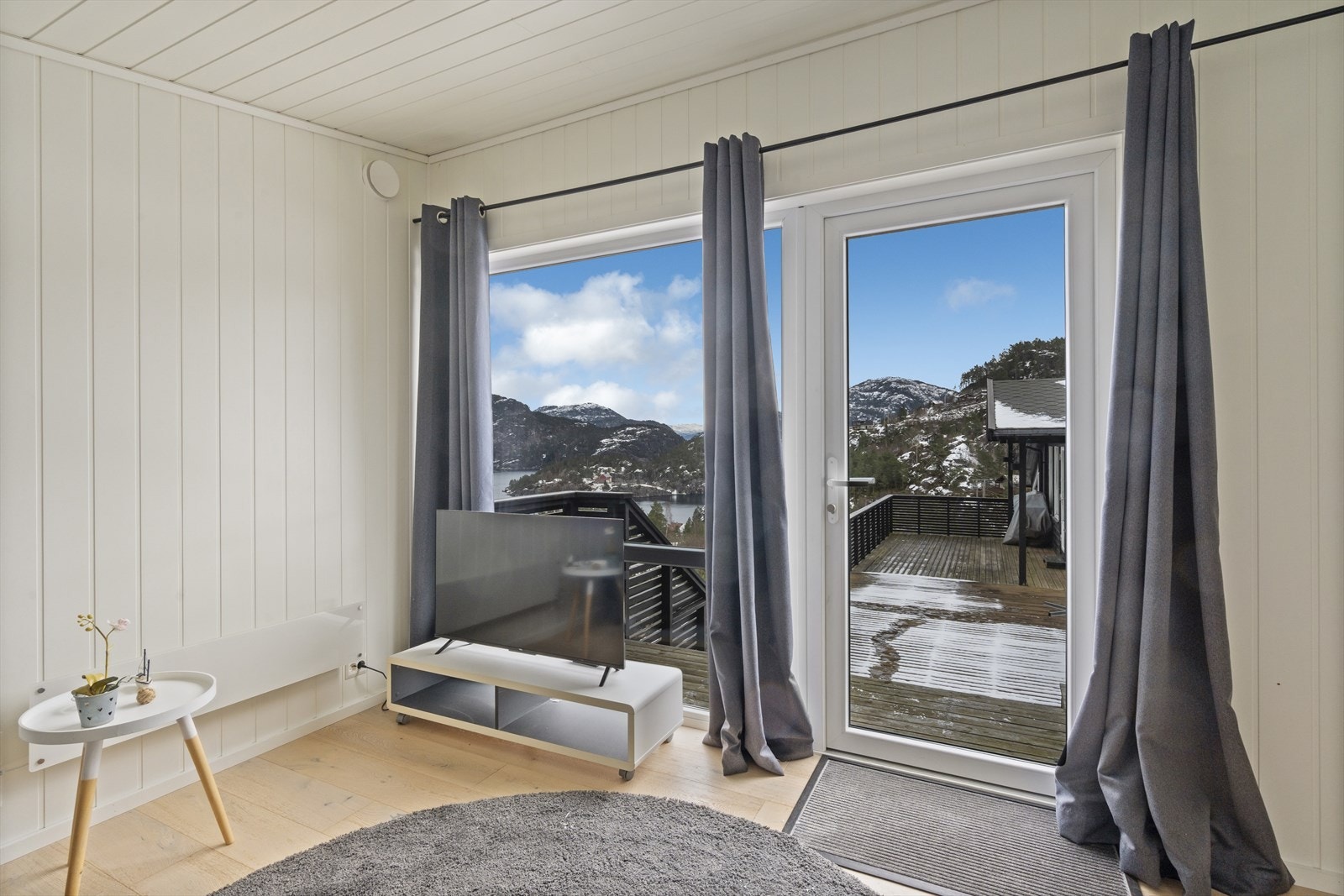 Fra annekset er det utgang til terrasseområdet og fin utsikt mot sjøen. Galleribilde