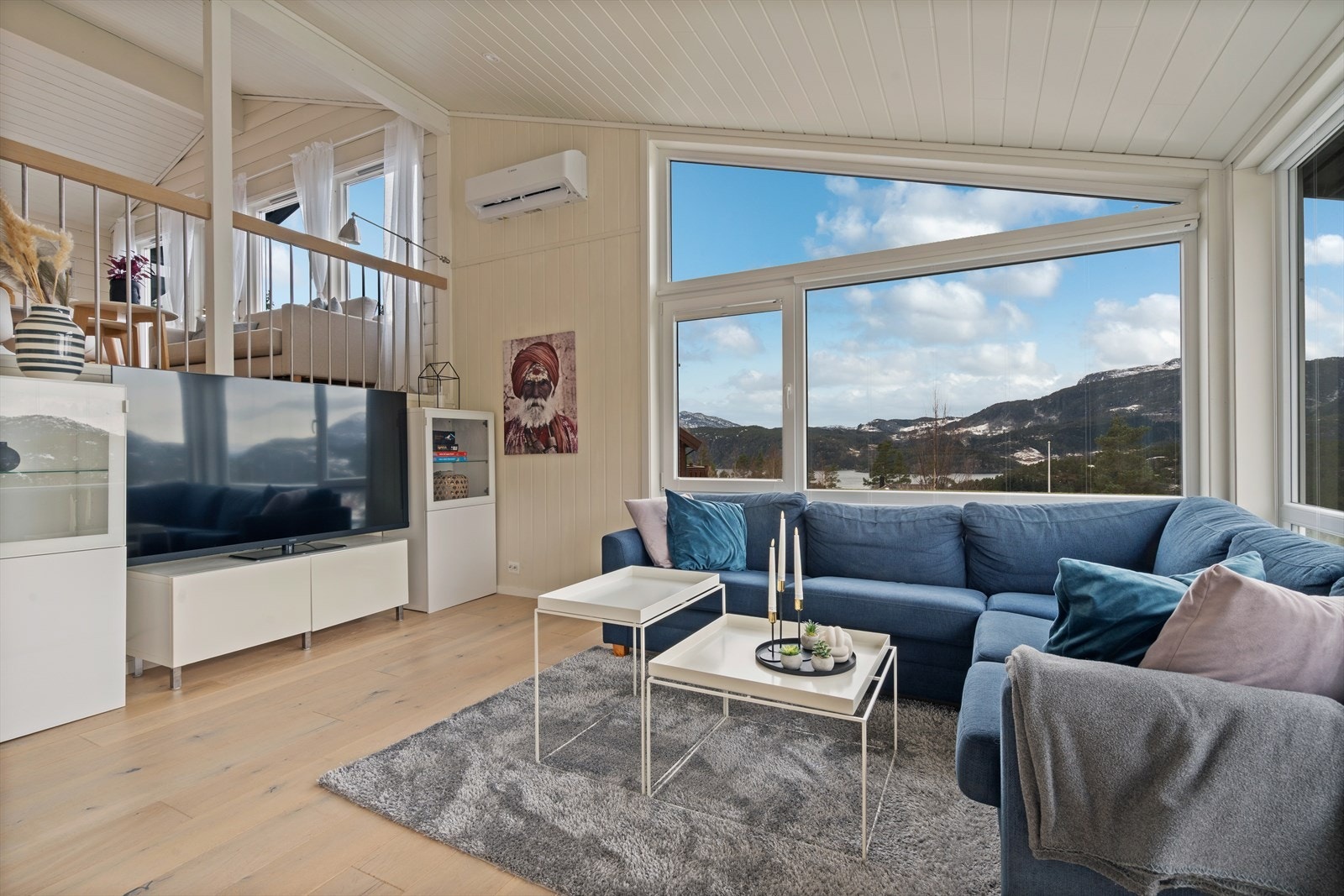 Den nedre stuen gir ekstra plass og flere møbleringsmuligheter. Galleribilde