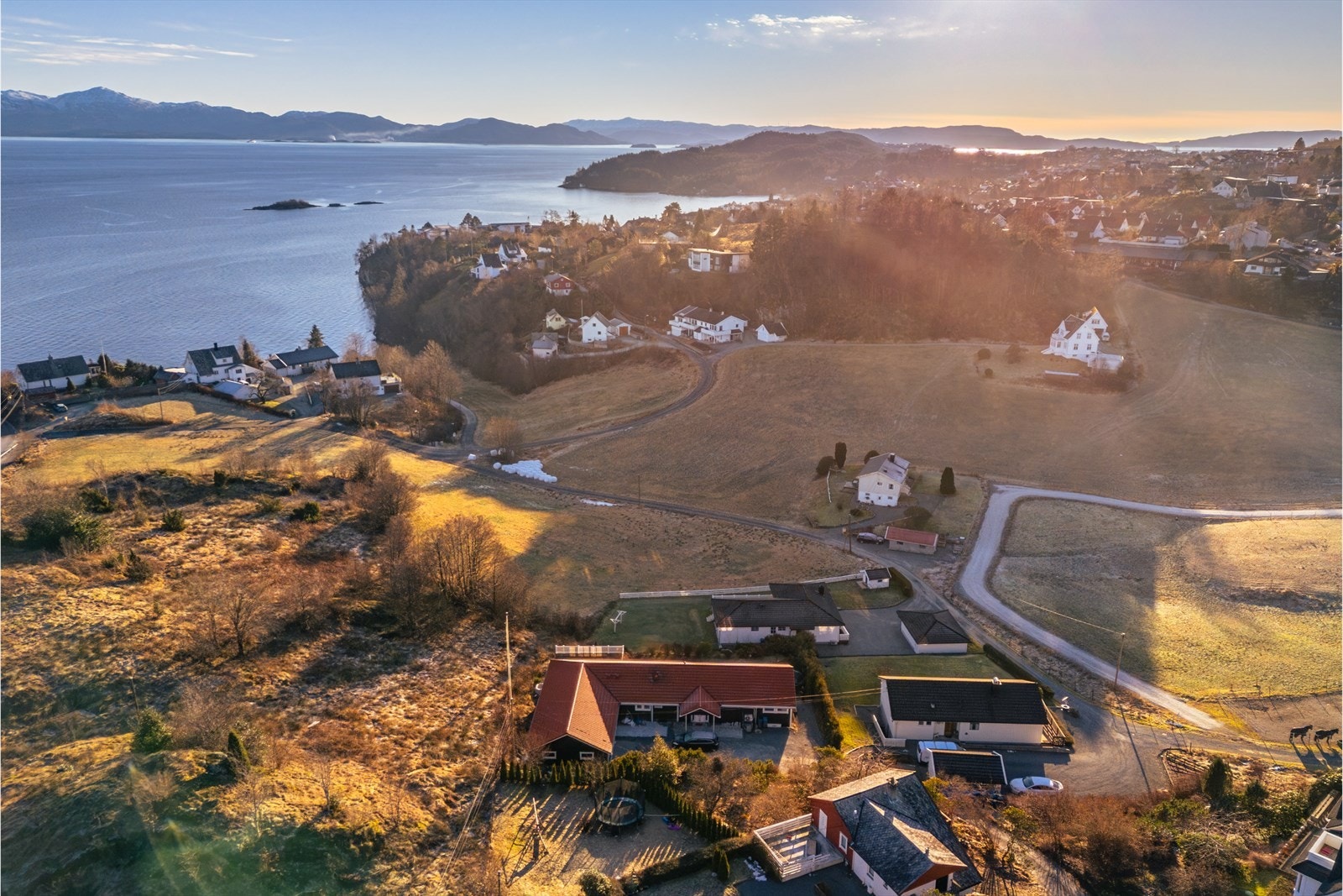 Eiendomsmegler Norge Bjørnafjorden Mobergsbakken - Stor og innholdsrik familiebolig med utleie (ikke godkjent!) | dobbel garasje, solrik balkong og sen