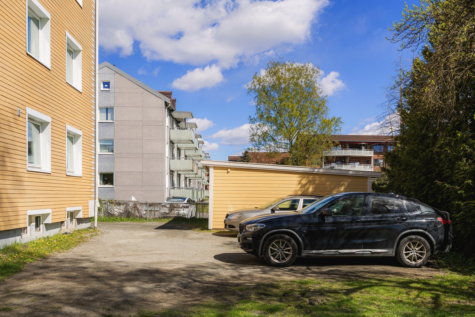 På baksiden av bygget er det lagt opp til felles parkeringsareal hvor man kan søke om å få tildelt plass. Galleribilde
