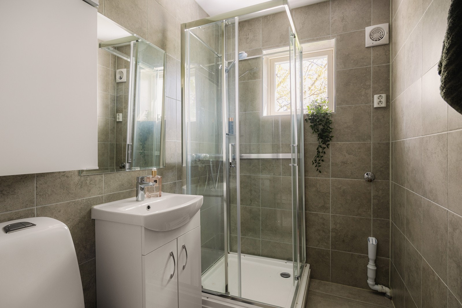 Badet ble modernisert i 2019 og oppgradert med nytt dusjkabinett i 2023. Galleribilde