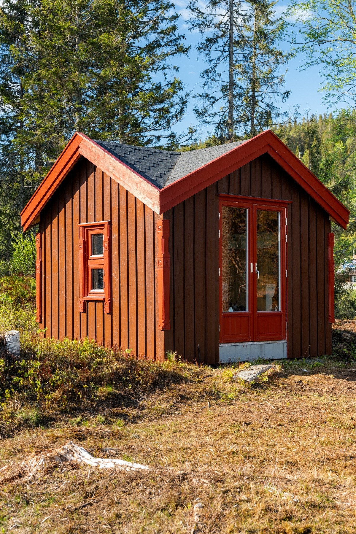 På toppen av tomten ligger en liten hytte med innlagt strøm. Perfekt for hjemmekontor eller som lekestue. Galleribilde