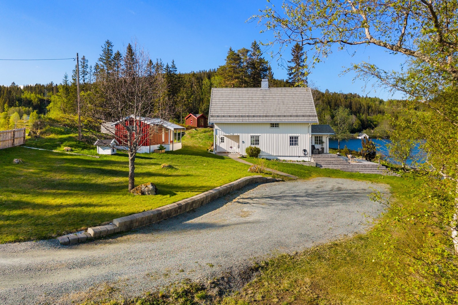 Elbillader fra Easee på sørøst vegg ble montert i 2022. Det er belegningsstein med varmekabler fra parkering til inngangsparti. Galleribilde