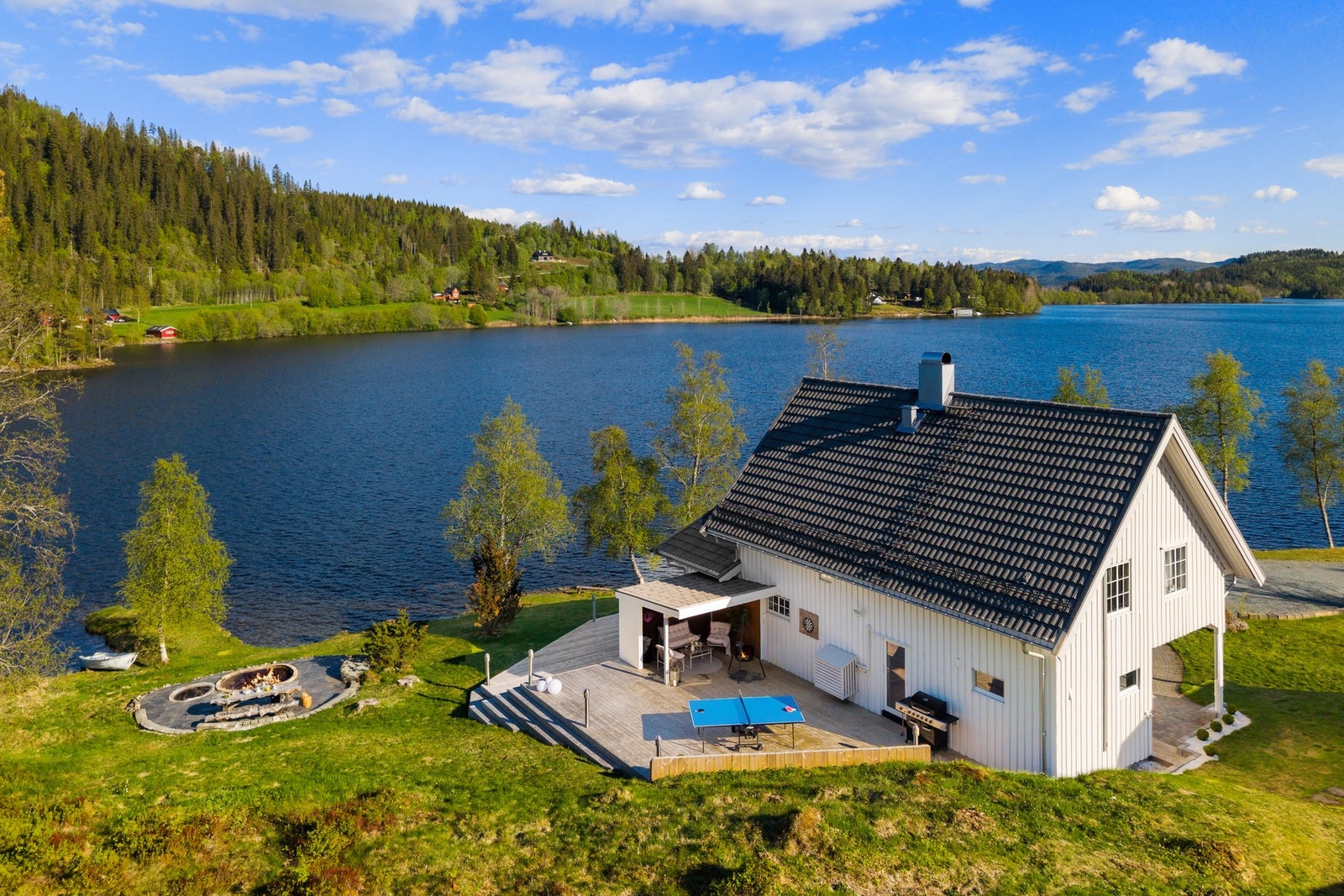 Eiendommen har fantastiske solforhold fra tidlig morgen til sen kveld. Galleribilde