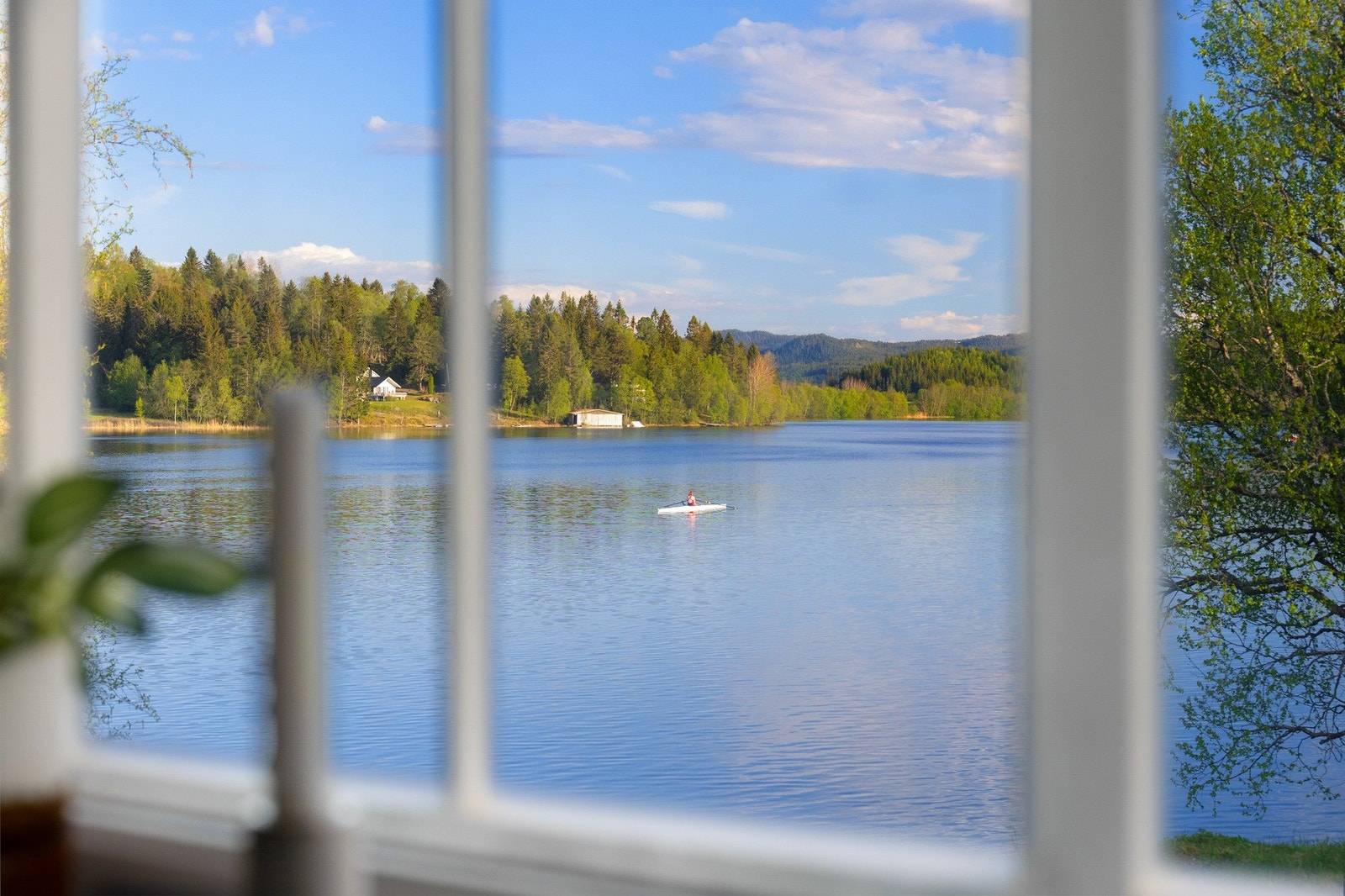 Jonsvatnet idrettslag ligger like ved og tilbyr flere aktiviteter som fotball, håndball, ski med mer. Idrettslaget disponerer egen kunstgressbane, ballbinge, ski- og sykkel- (BMX) løype, skianlegg/lysløype, og de har et eget klubbhus: Jonsborg. Galleribilde