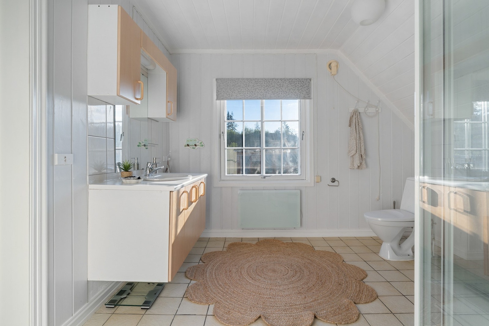 Vegg i vegg med badet i 2. Etasje er det vaskerom. Galleribilde