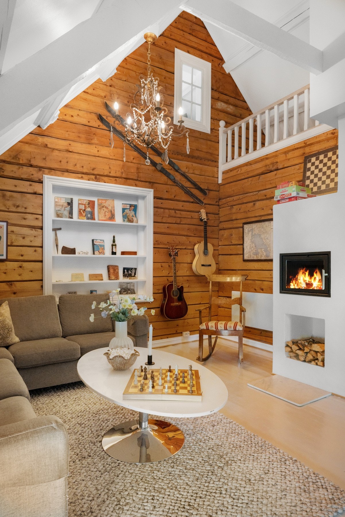 Særegen loftstue med hems. Galleribilde