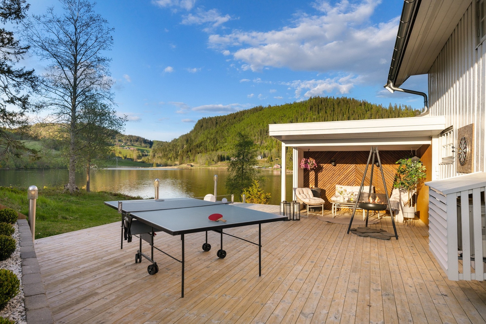 Terrassen fra 2016 strekker seg rundt nesten hele huset. Galleribilde