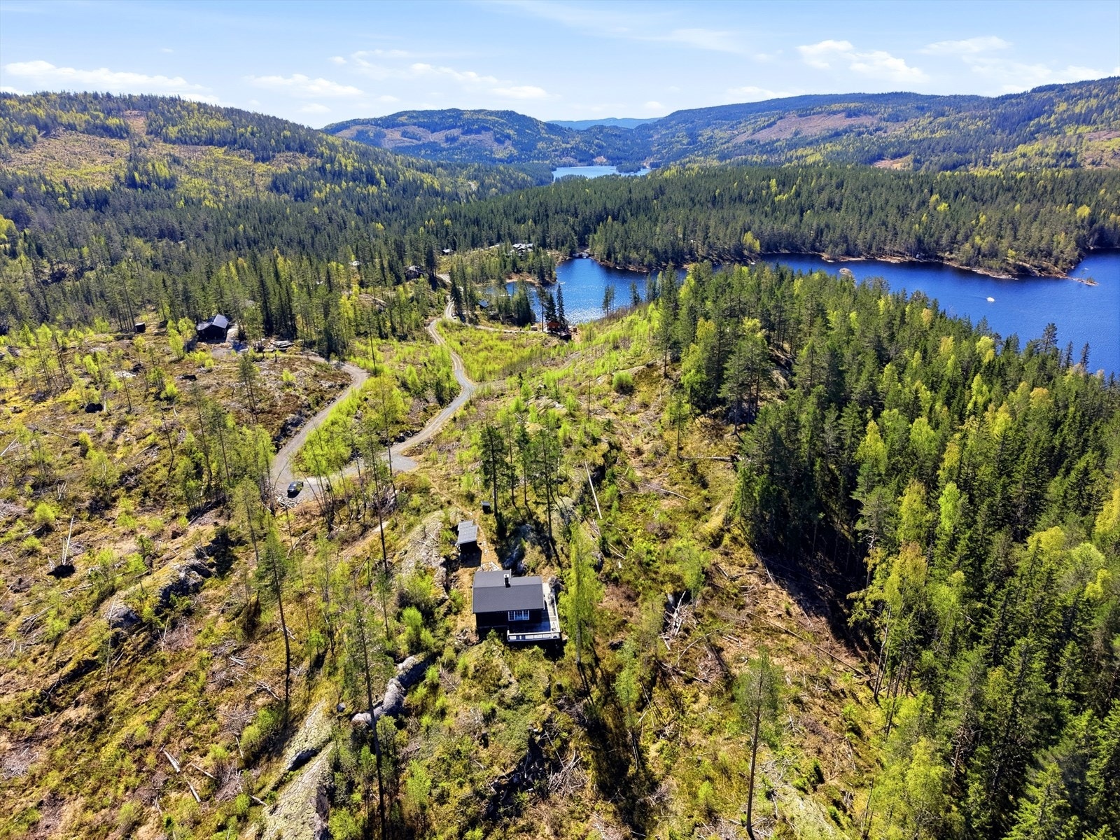 Numedal har en rik og spennende kulturarv, med stavkirker, gamle gårdstun og Middelalderuka. Servicetilbud finner du i Lampeland, samt nærbutikken i Lyngdal. Galleribilde