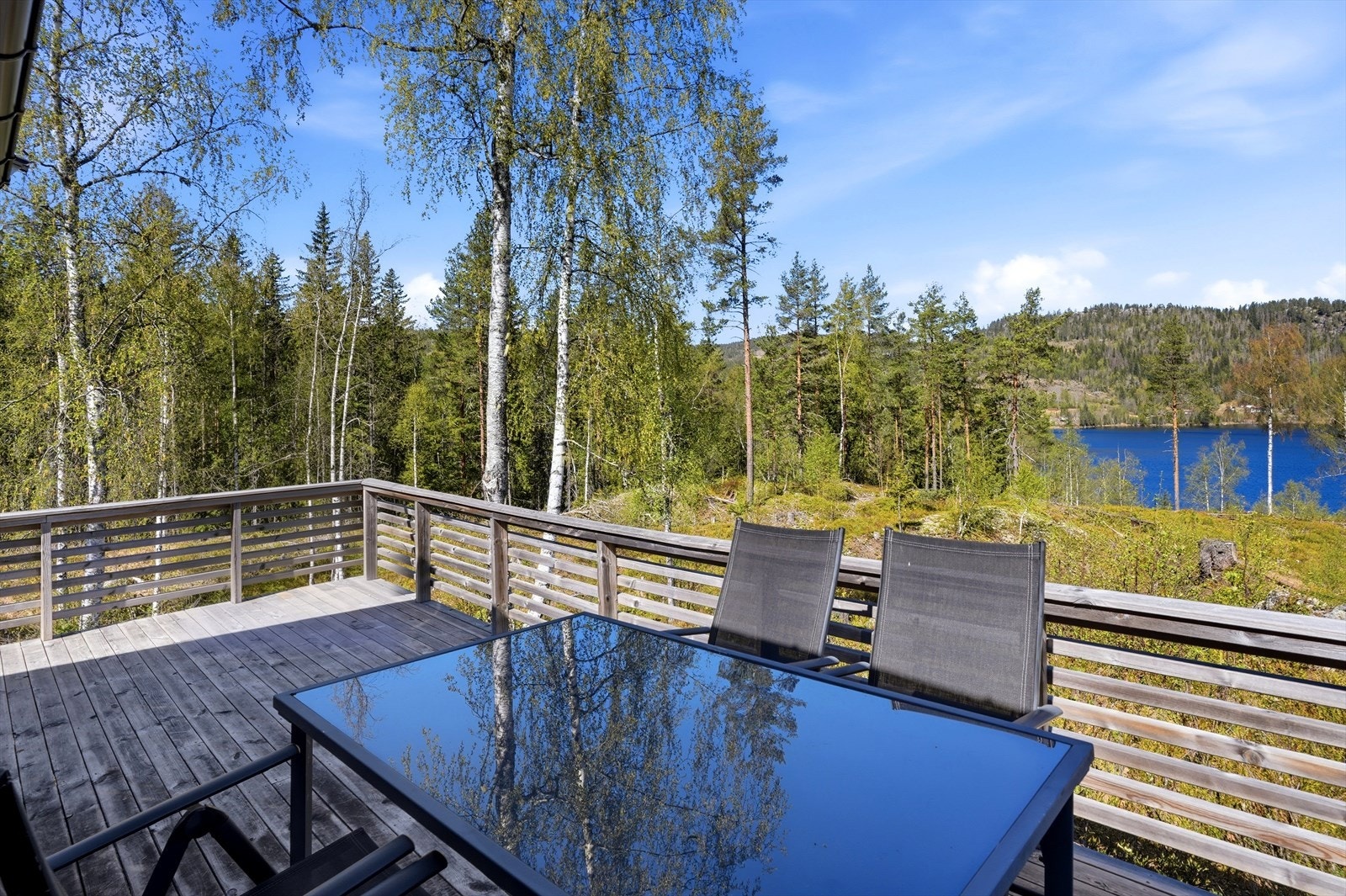 Verandaen strekker seg rundt til baksiden av hytta og byr på en hyggelig uteplass med plass til sittegruppe. Galleribilde