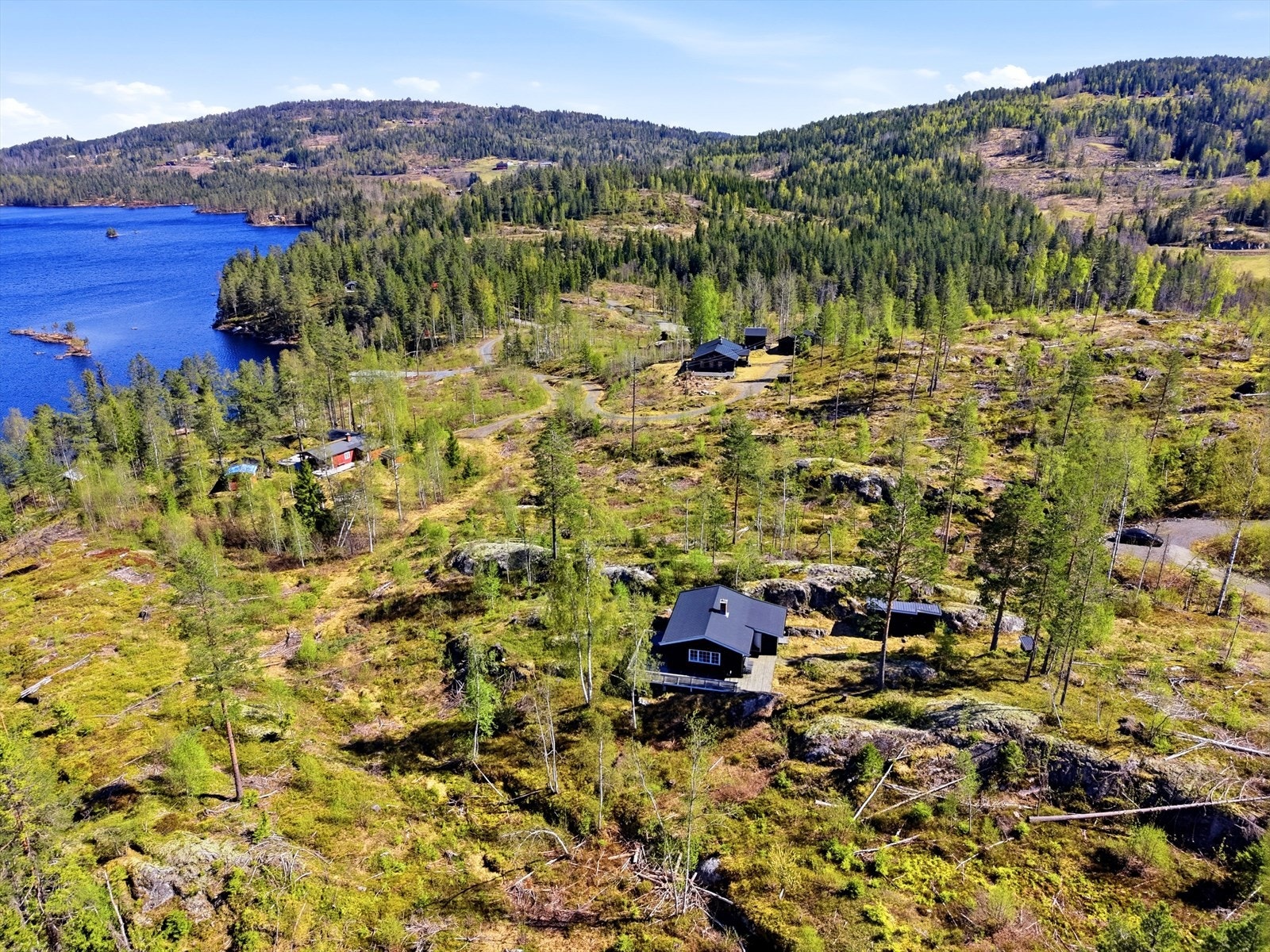 Området er både barnevennlig og rolig, og byr på bademuligheter rett i nærheten. Du finner i tillegg flotte turterreng, med merkede stier og skiløyper. Galleribilde