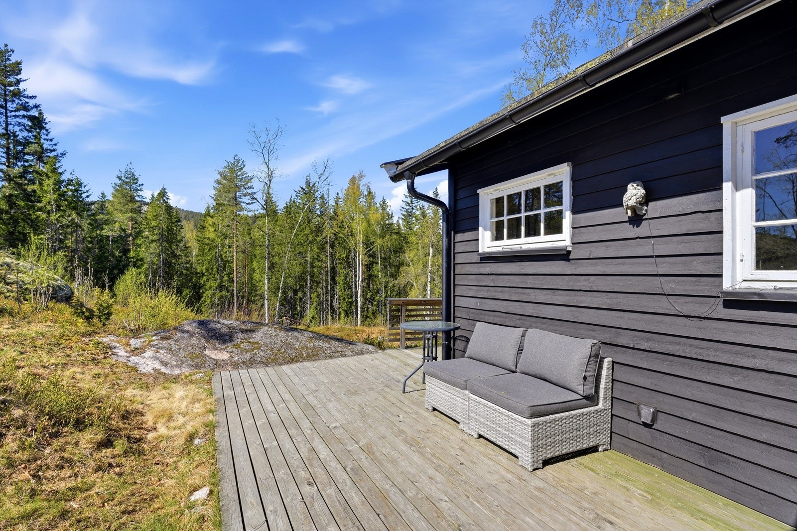 Nyt morgenkaffen i solen på den sørvendte verandaen ved inngangspartiet. Galleribilde