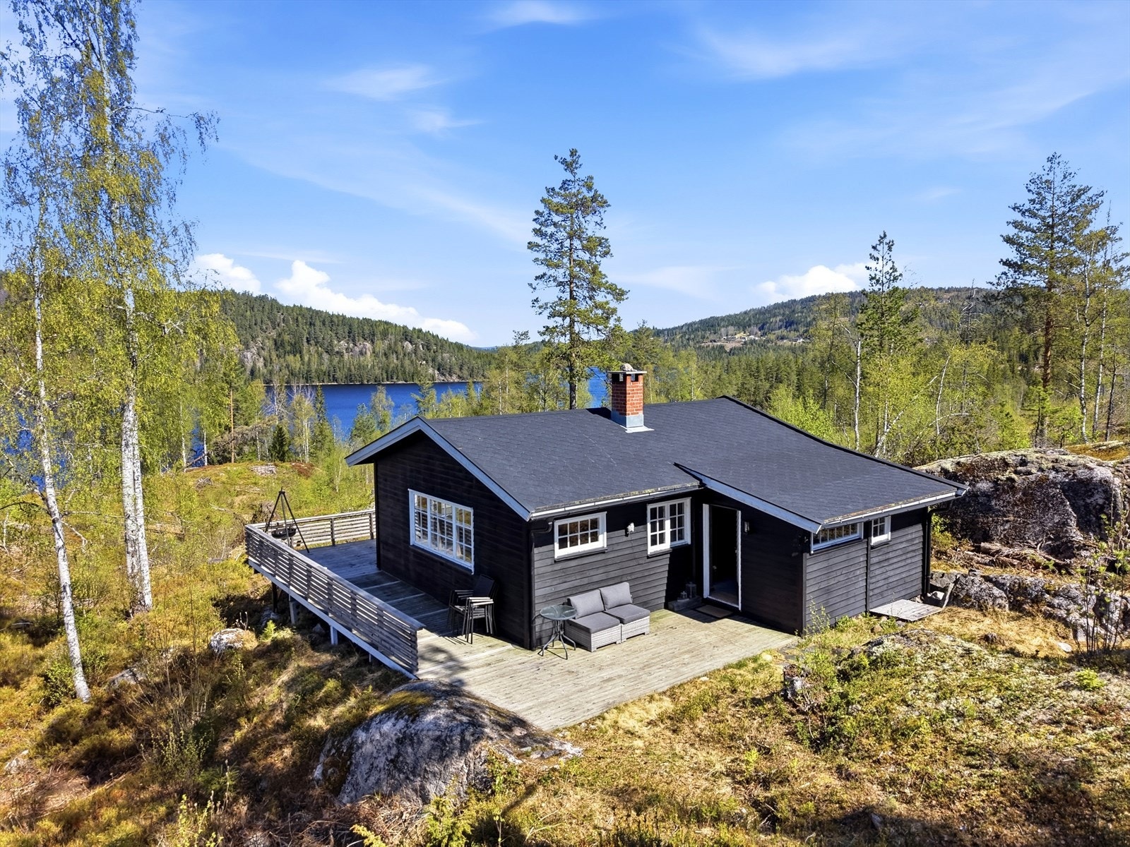 Hytta ligger usjenert og fint til i høyden som gir en fantastisk utsikt mot Haugesjø. Galleribilde