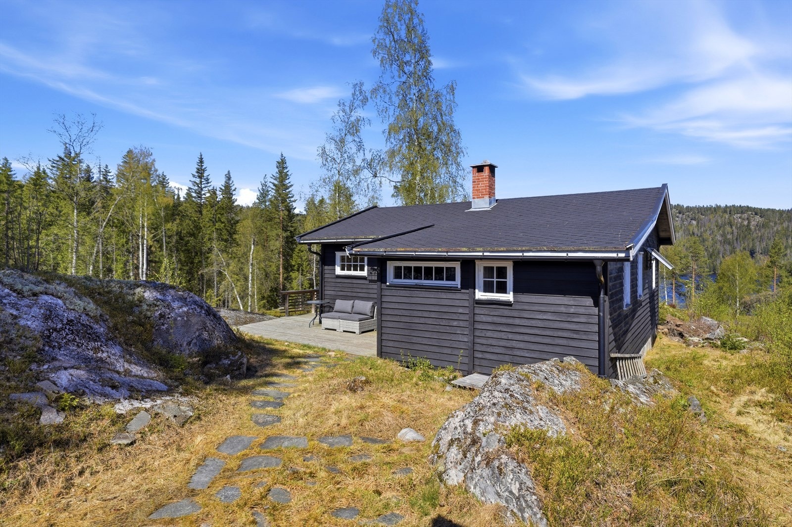 Eiendommen byr på flotte tur- og rekreasjonsmuligheter, med tilgang på sopp, kantareller og ulike bær rett utenfor døren og i nærområdet. Galleribilde