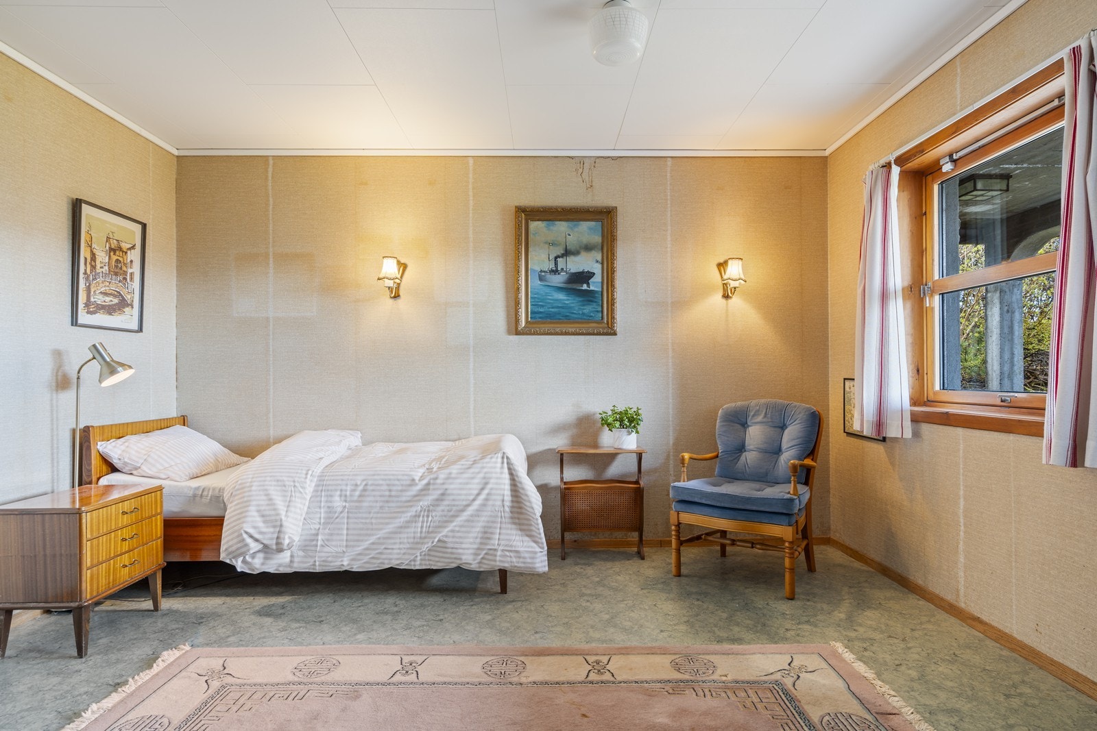 Soverom 3 er stort og luftig med god plass til stor seng, nattbord og garderobeskap. Galleribilde