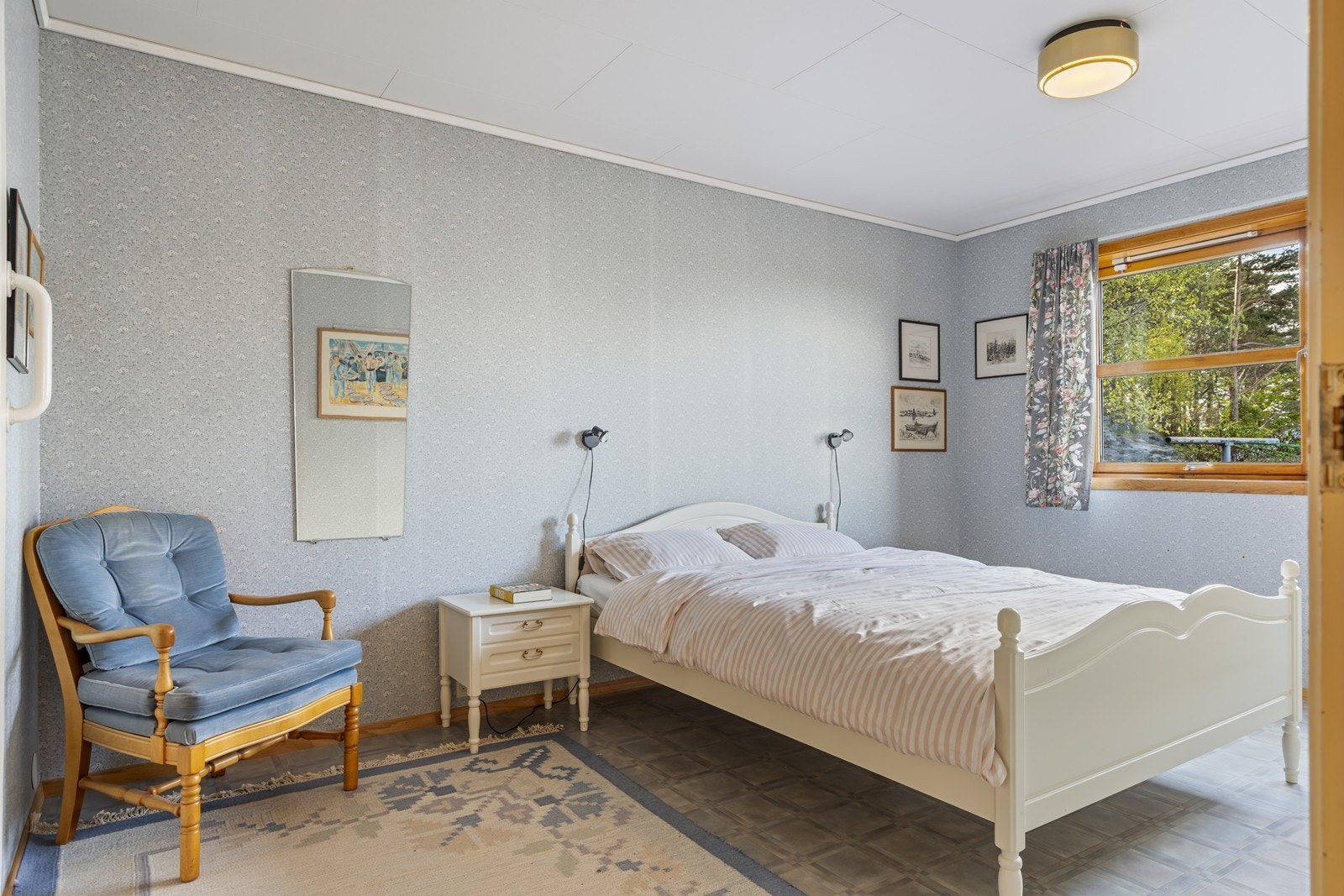 Hovedsoverommet er lyst og luftig med god plass til møblering av dobbeltseng, nattbord og garderobeskap. Galleribilde
