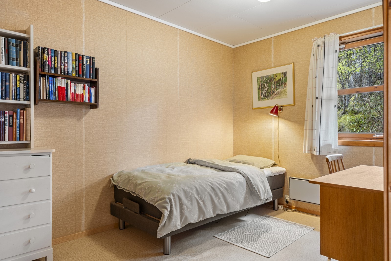 soverom 2 lar seg enkelt innrede med seng, nattbord og annet ønskelig møblement. Galleribilde