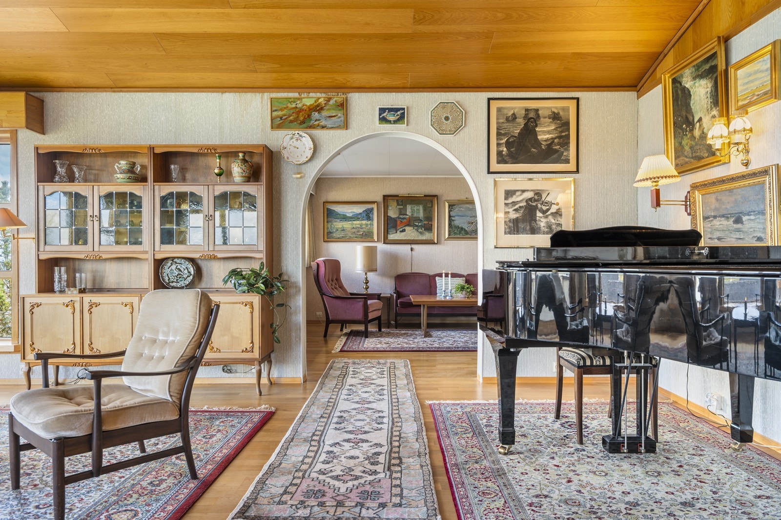 Stuen er stor og åpen med gode møbleringsmuligheter og naturlig inndeling av de ulike sonene. Galleribilde