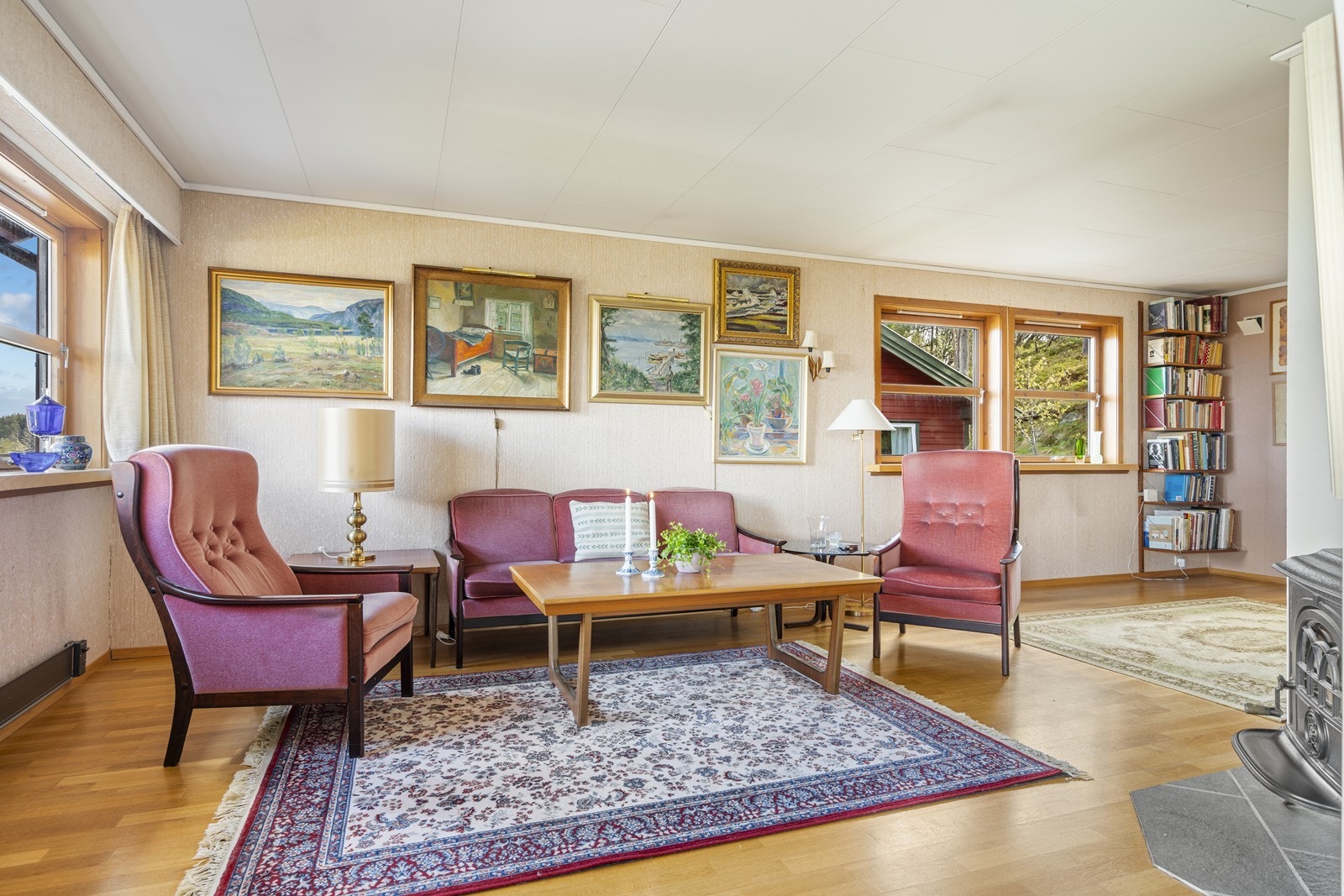 Like ved stuen ligger et flott bibliotek med bokhyller og peis. Galleribilde