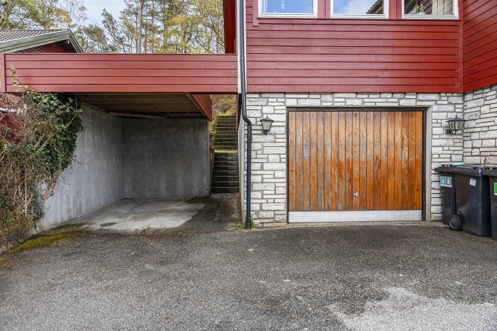 Eiendommen har også carport. Det gjøres oppmerksom på at carporten ikke er godkjent - se punkt om ferdigattest for mer informasjon. Galleribilde