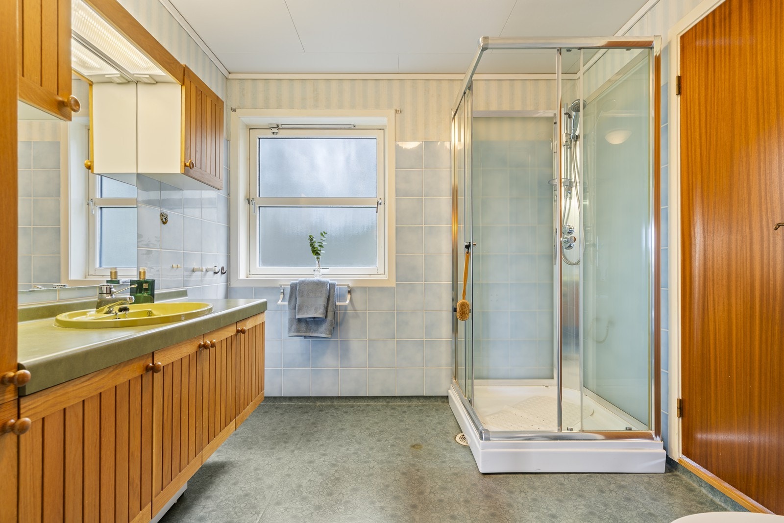 Badet er utført med fliser på deler av vegger, våtromsbelegg på gulv. Galleribilde