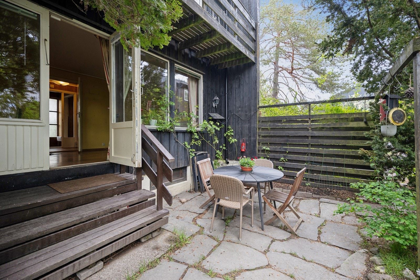 Uteområdet har plass til hyggelig sittegruppe. Galleribilde