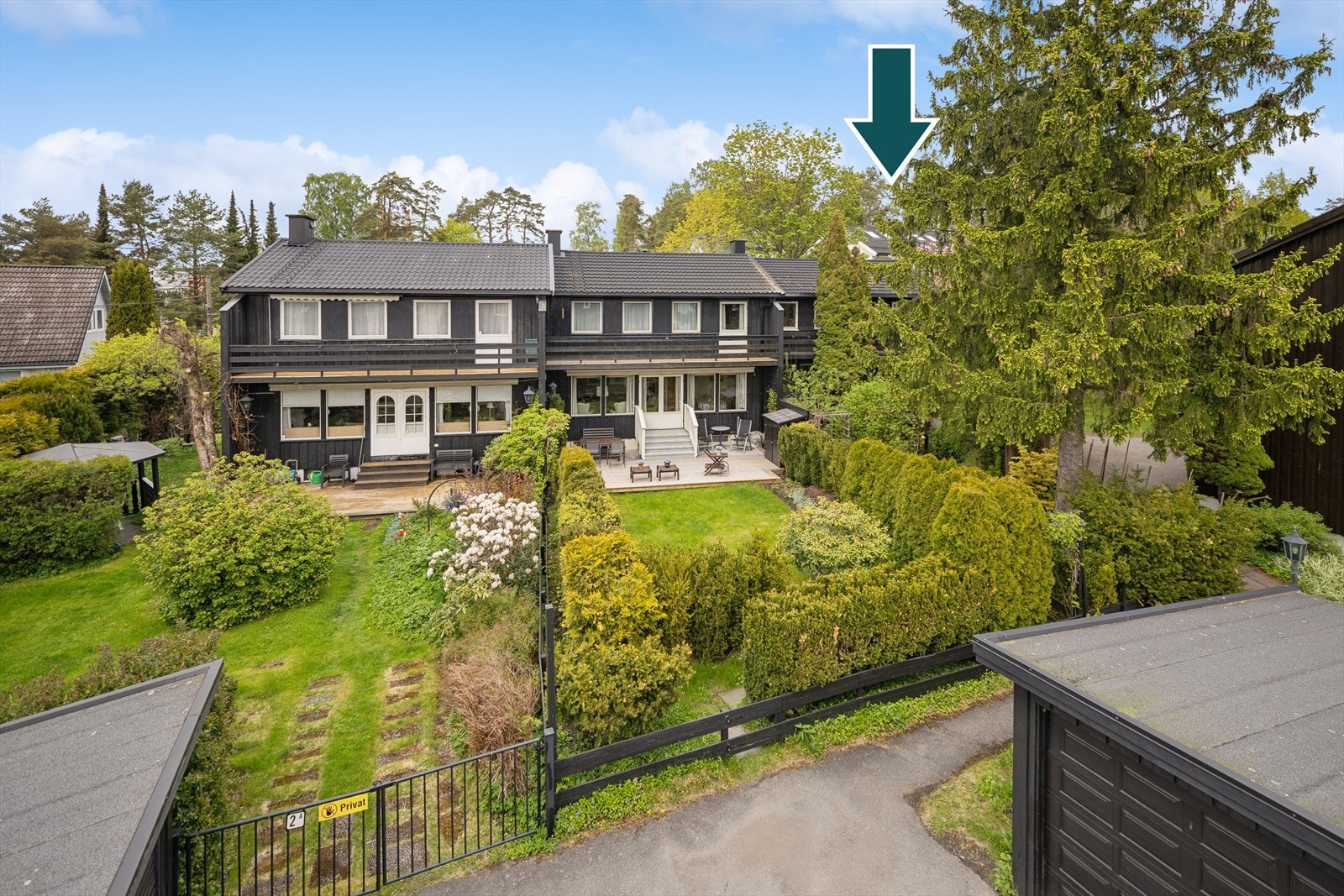 Boligen måler ca. 171 m² (internt bruksareal) og strekker seg over tre plan med henholdsvis 1.etasje, 2. etasje og kjelleretasje. Galleribilde