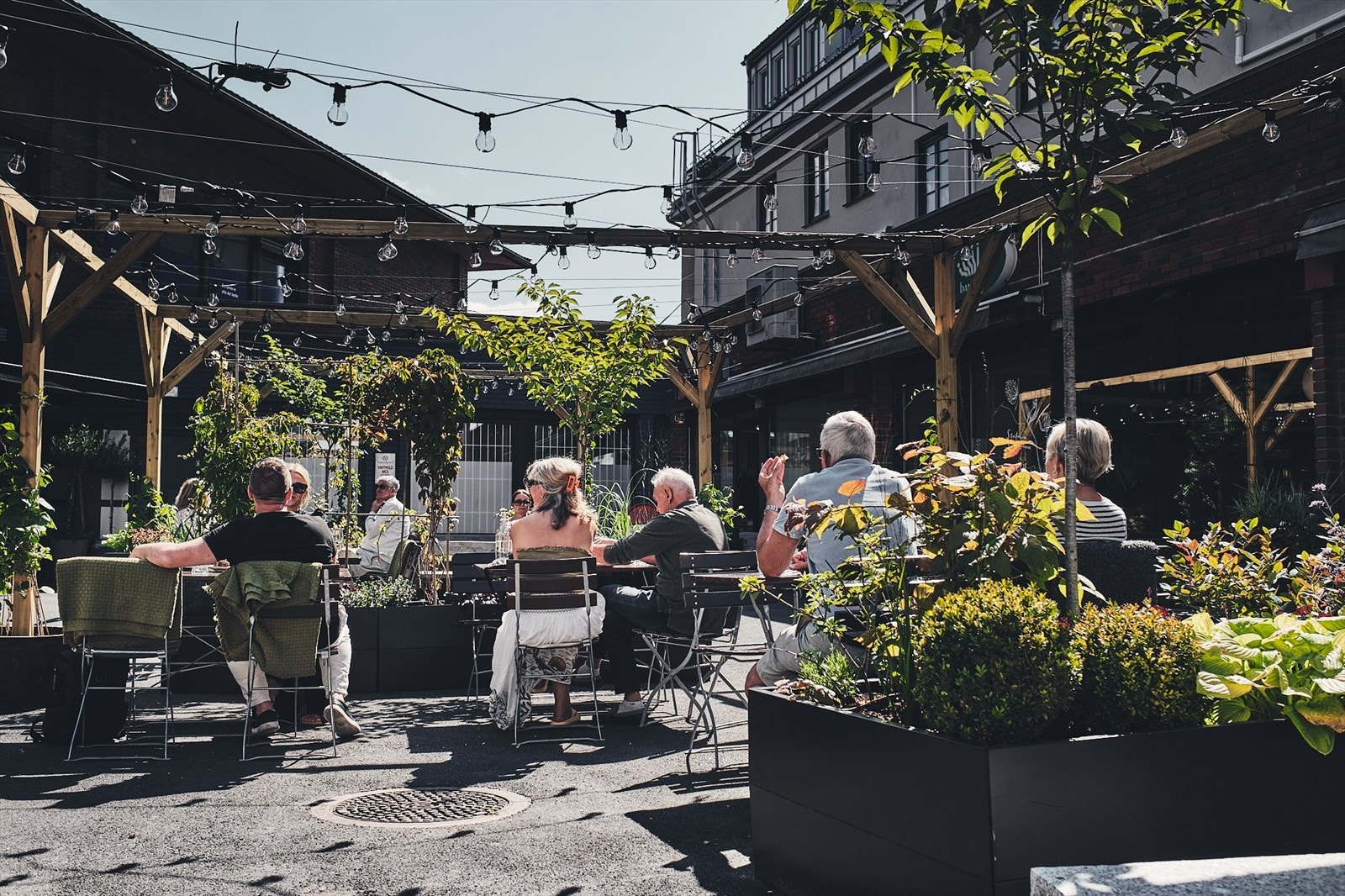 Uteservering ved Poppel vinbar. Galleribilde