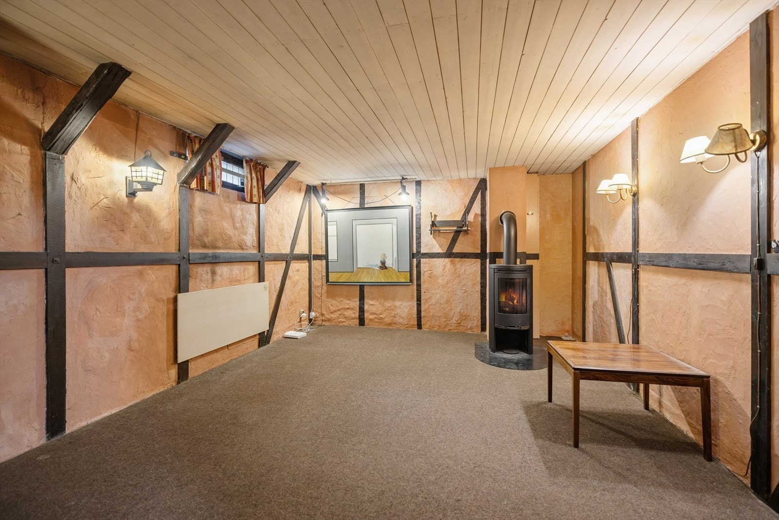 I underetasjen er det et meget romslig hobbyrom med peisovn som varmer godt kaldere vinterdager. Galleribilde