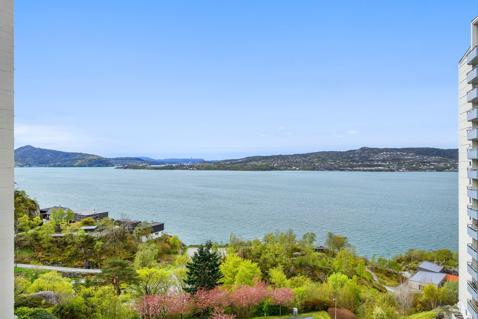 Utsikt mot Salhusfjorden og Frekhaug-området. Galleribilde