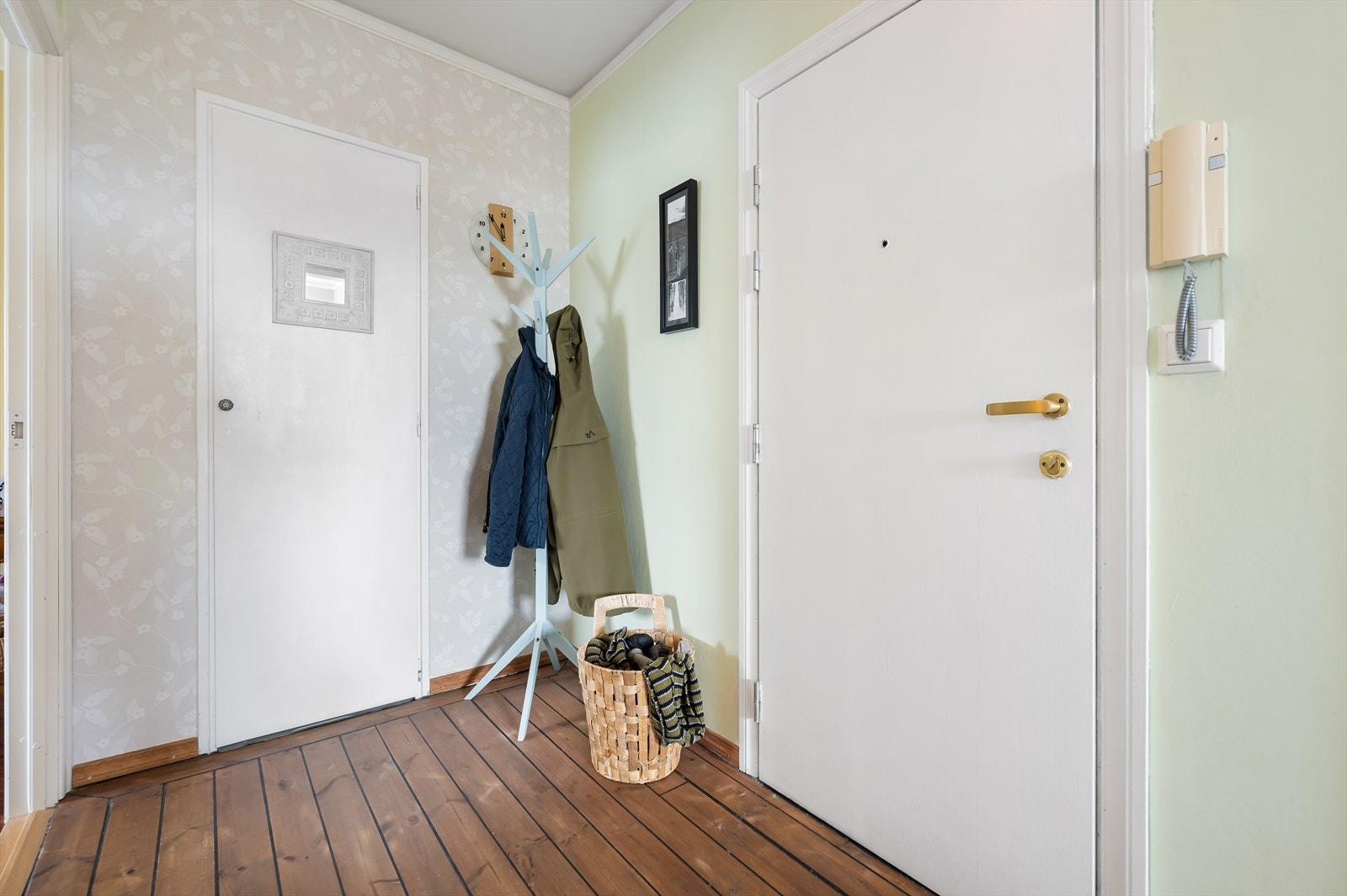 Entréen har plass til yttertøy. Galleribilde