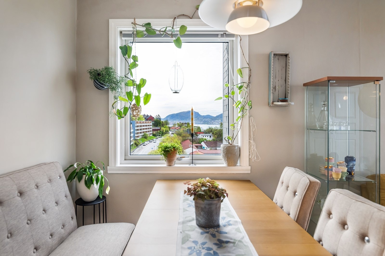 Takhøyden i stuen er målt til 2,56 meter, noe som bidrar til en god romfølelse. Galleribilde