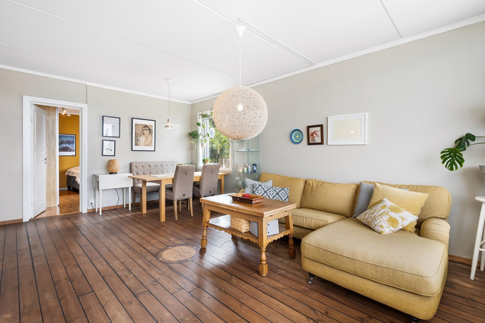 Stuen er romslig med plass til både sofagruppe og spisebord. Galleribilde