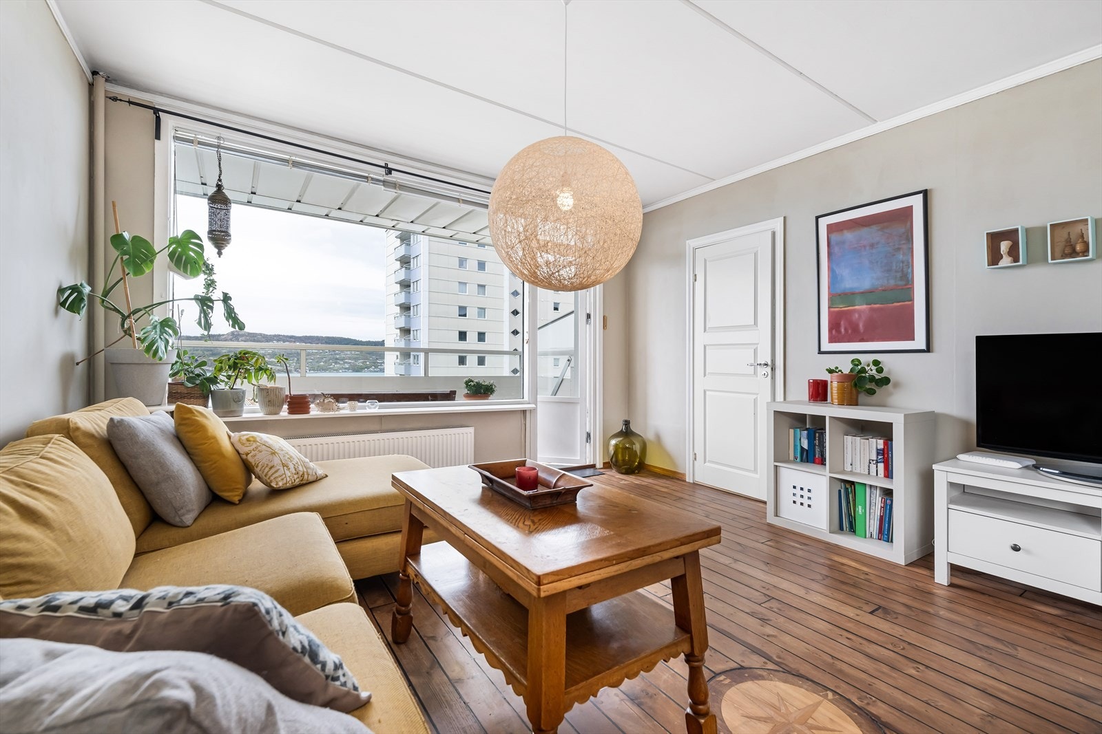 Leiligheten ligger høyt og fritt i 6. etasje, med en vestvendt altan og utsikt over Byfjorden. Galleribilde