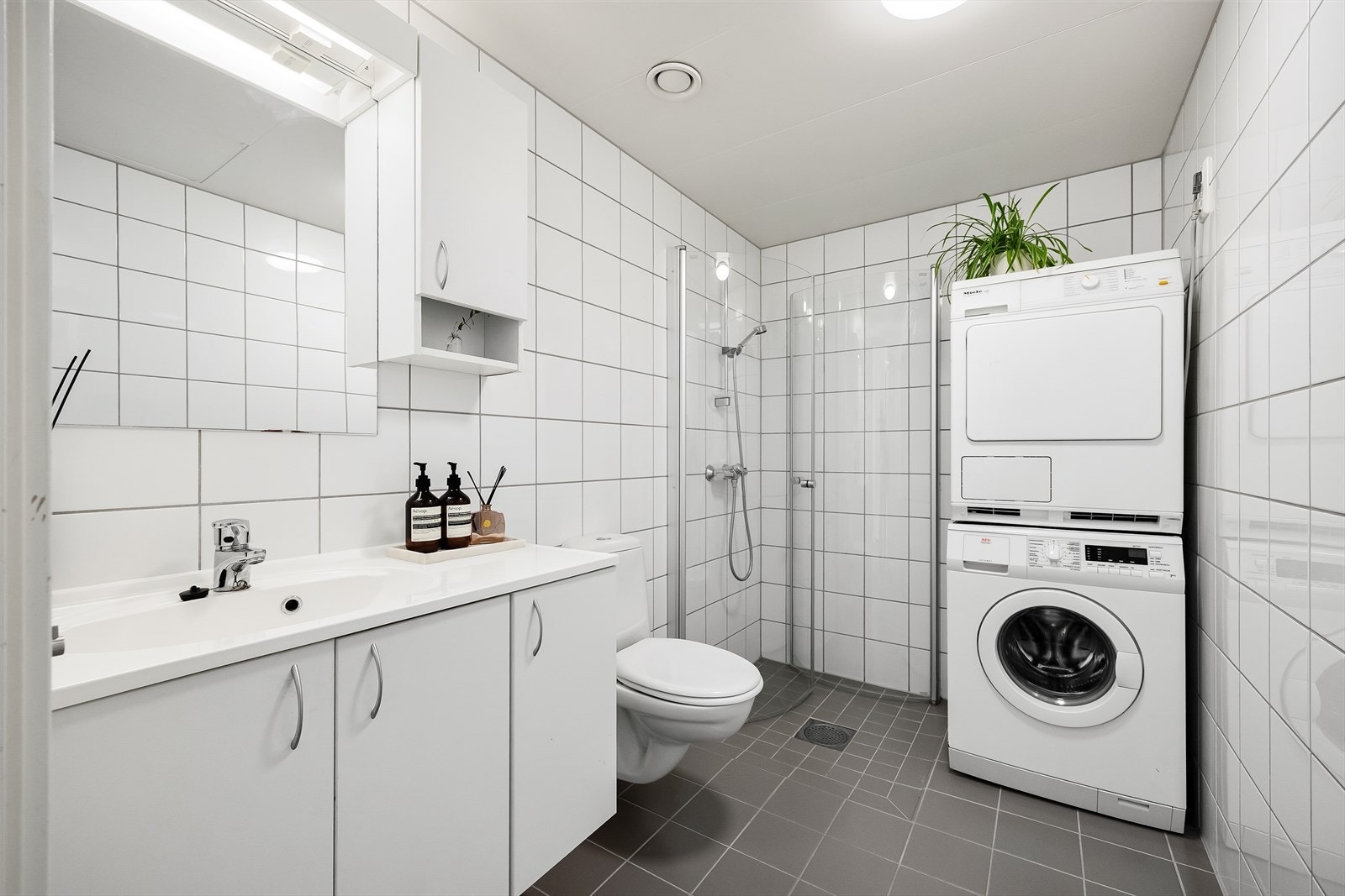 Badet er fra 2009 og har flislagte overflater og elektriske varmekabler i gulvet for økt komfort. Galleribilde