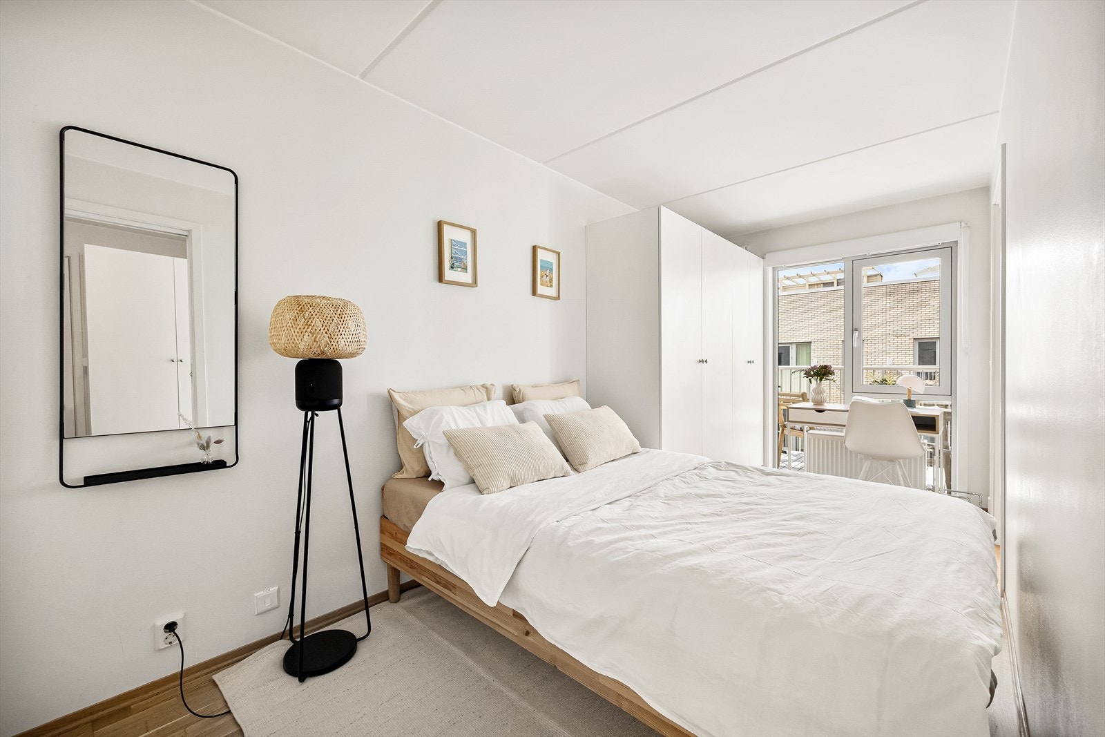 Soverommet har en god størrelse med store vindusflater som slipper rikelig med lys inn. Galleribilde