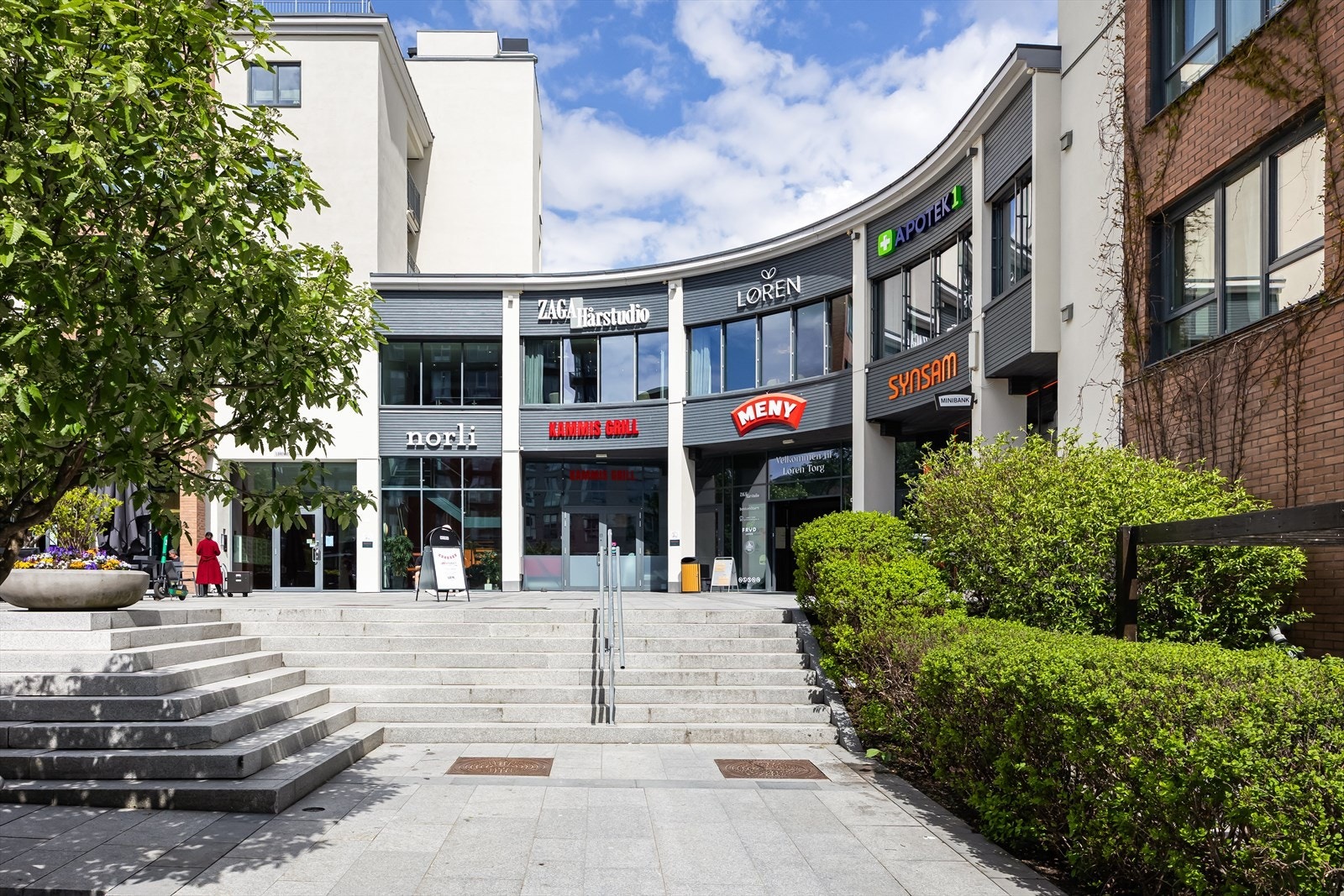 Løren Torg ligger kun tre minutters gange unna, med butikker, apotek og serveringssteder. Galleribilde