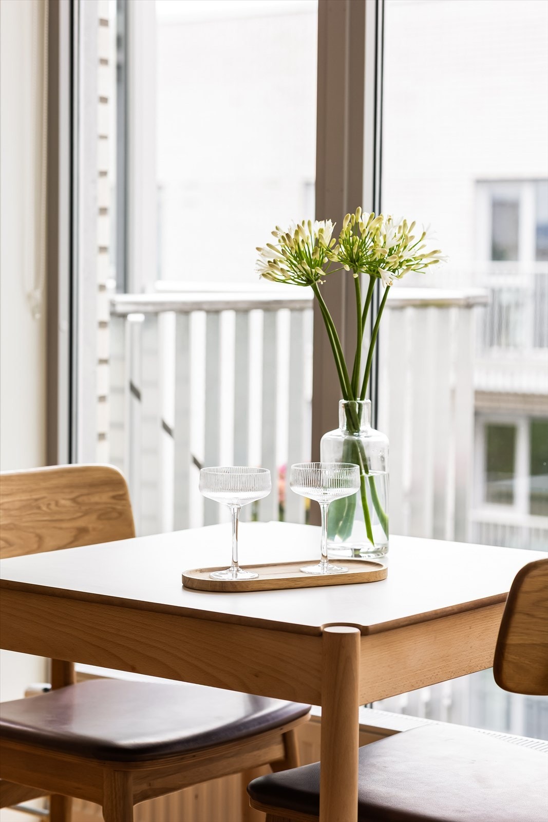 Spiseplassen er naturlig plassert ved vinduet. Galleribilde