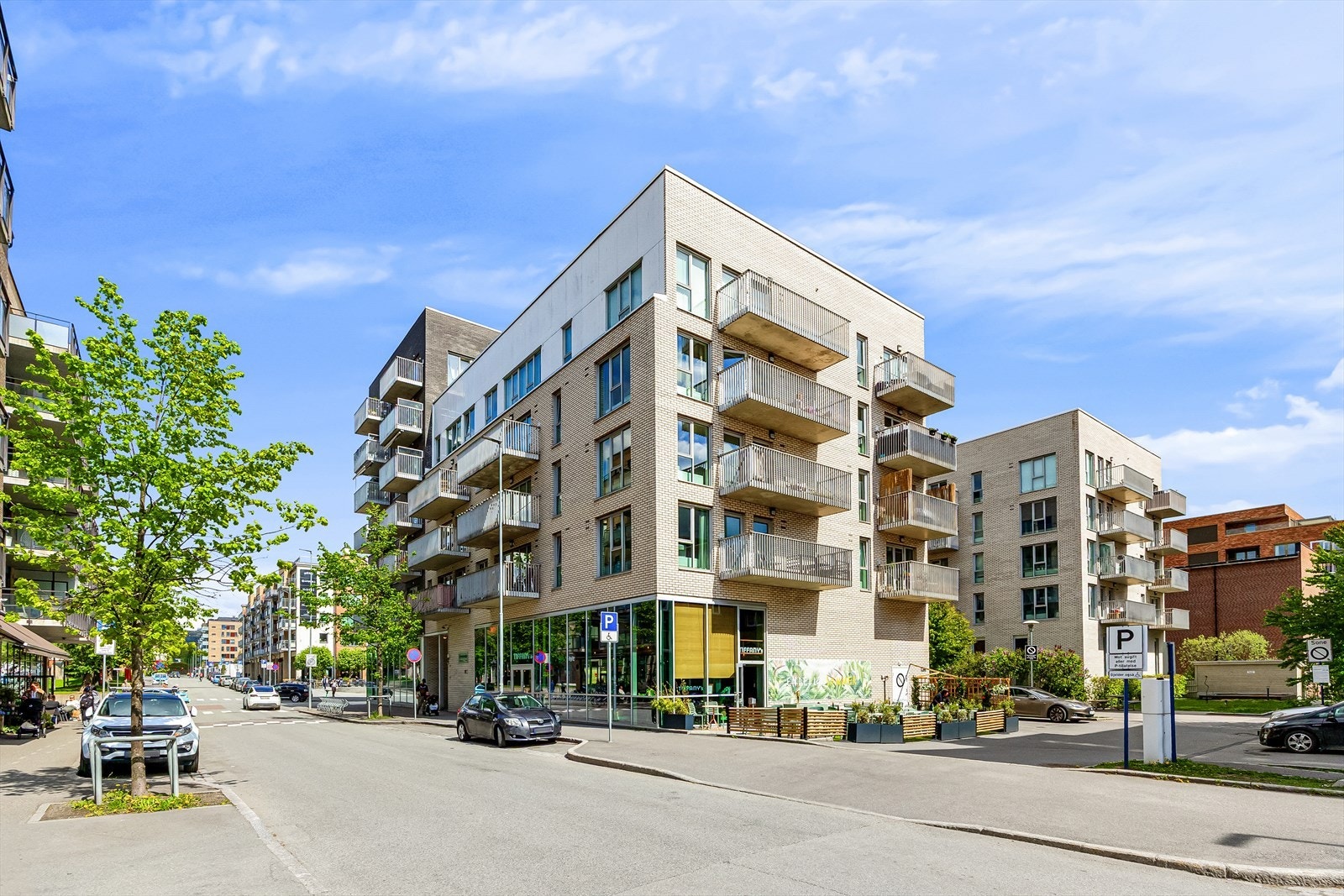 Moderne leilighetsbygg fra 2009 med fasade i pusset betong. Galleribilde