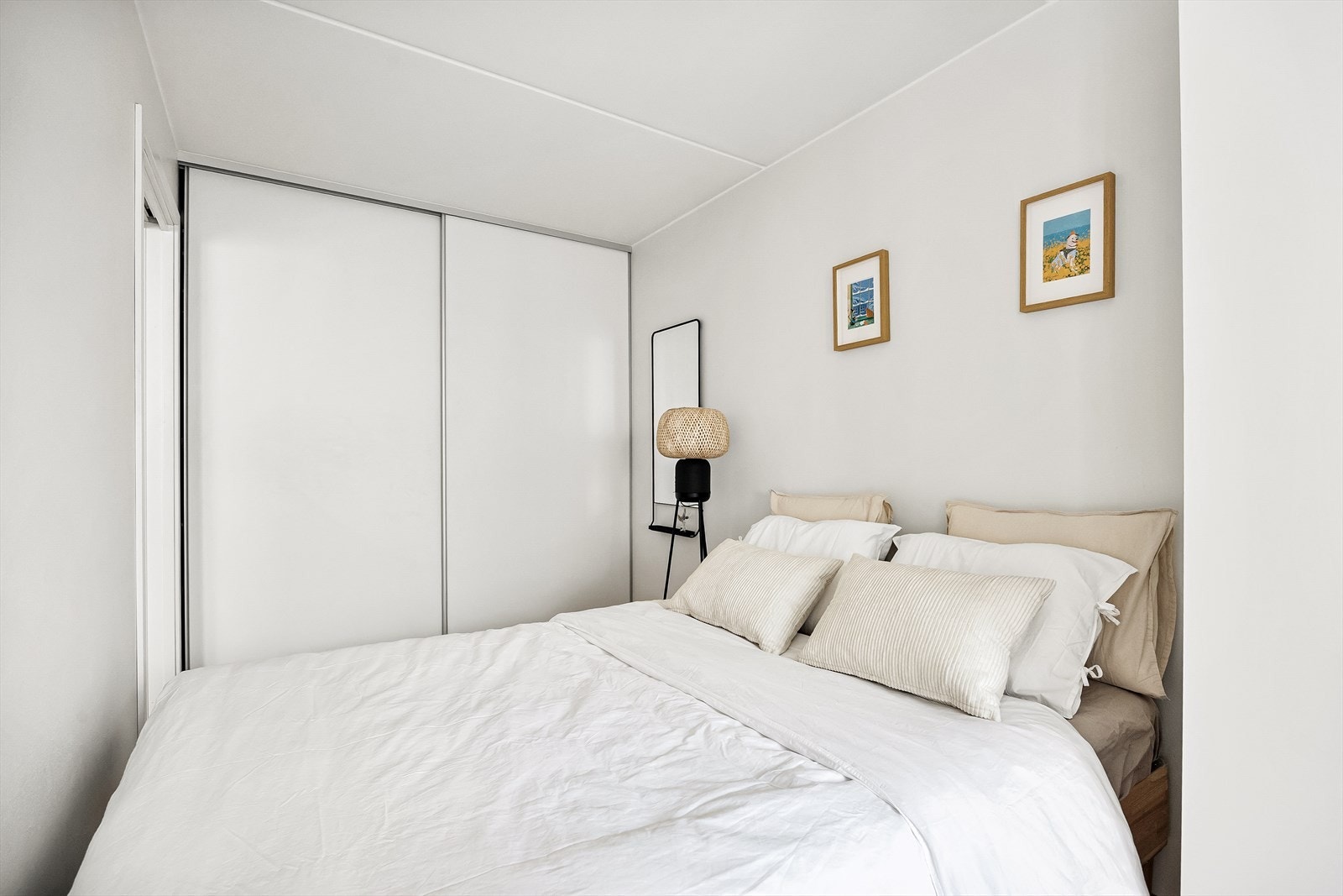 Skyvedørsgarderobe gir god utnyttelse av plassen. Galleribilde