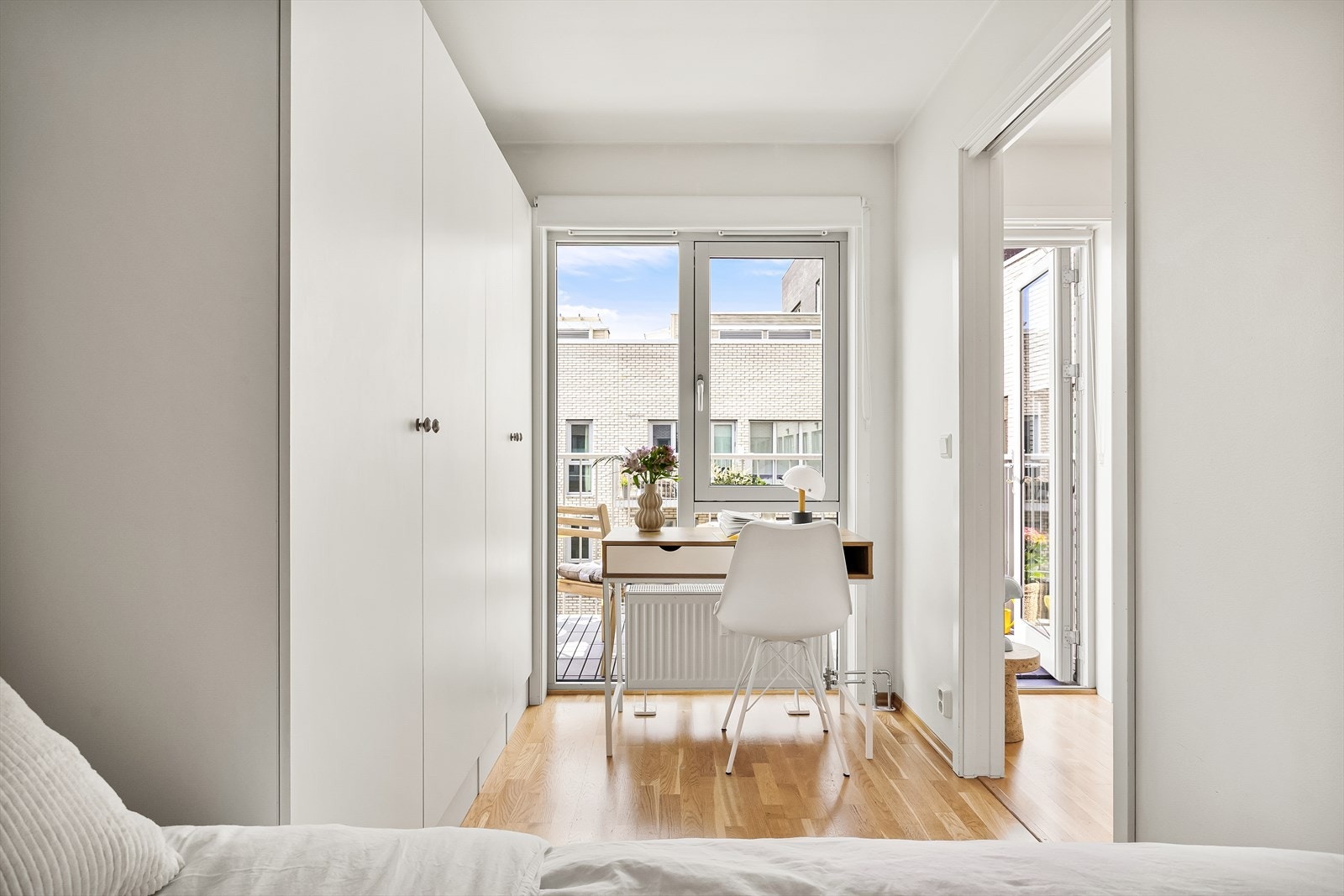 Her er det rikelig med plass til både dobbeltseng, nattbord og skrivepult. Galleribilde