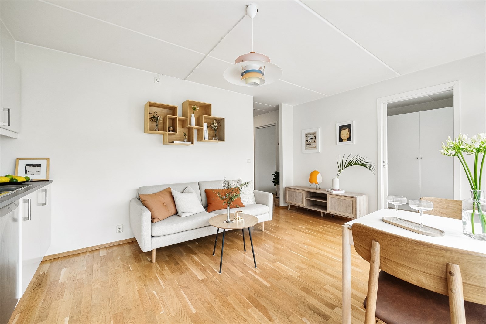 Oppholdsrommene i boligen varmes opp via radiatorer med vannbåren varme. Galleribilde