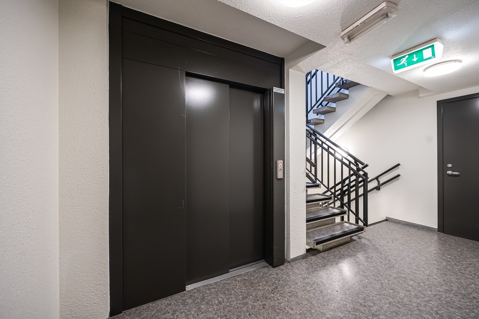 Bygningen har heis, som gir enkel adkomst til leiligheten i 5. etasje. Galleribilde
