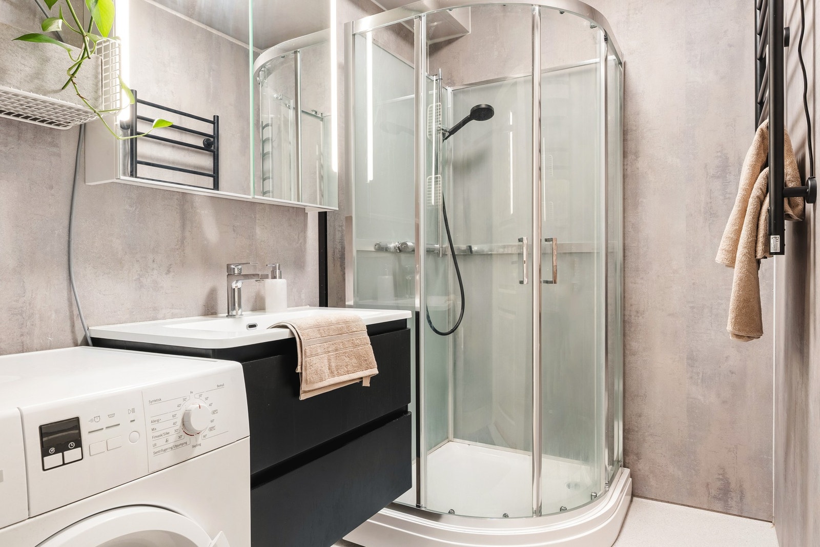 Badet måles til 4 kvm og er svært arealeffektivt. Galleribilde