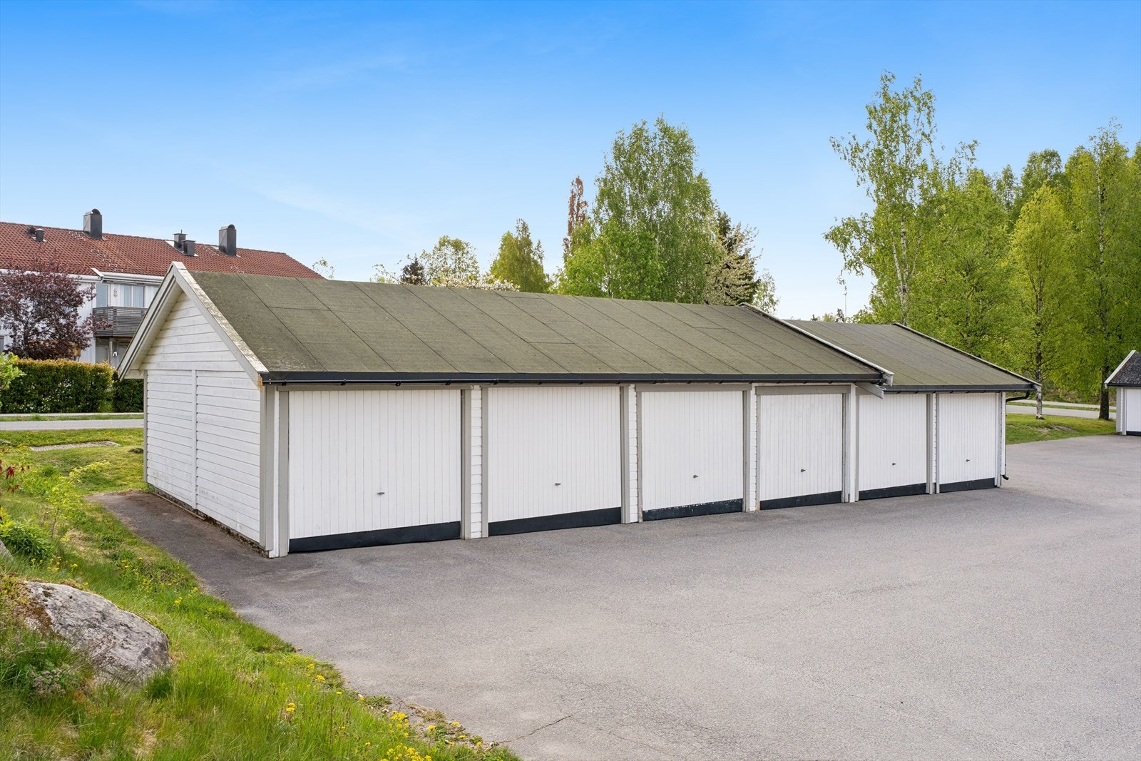 Egen garasjeplass i felles rekke. Garasjen har innlagt strøm for lys og billader, samt en praktisk lagringshems. Galleribilde