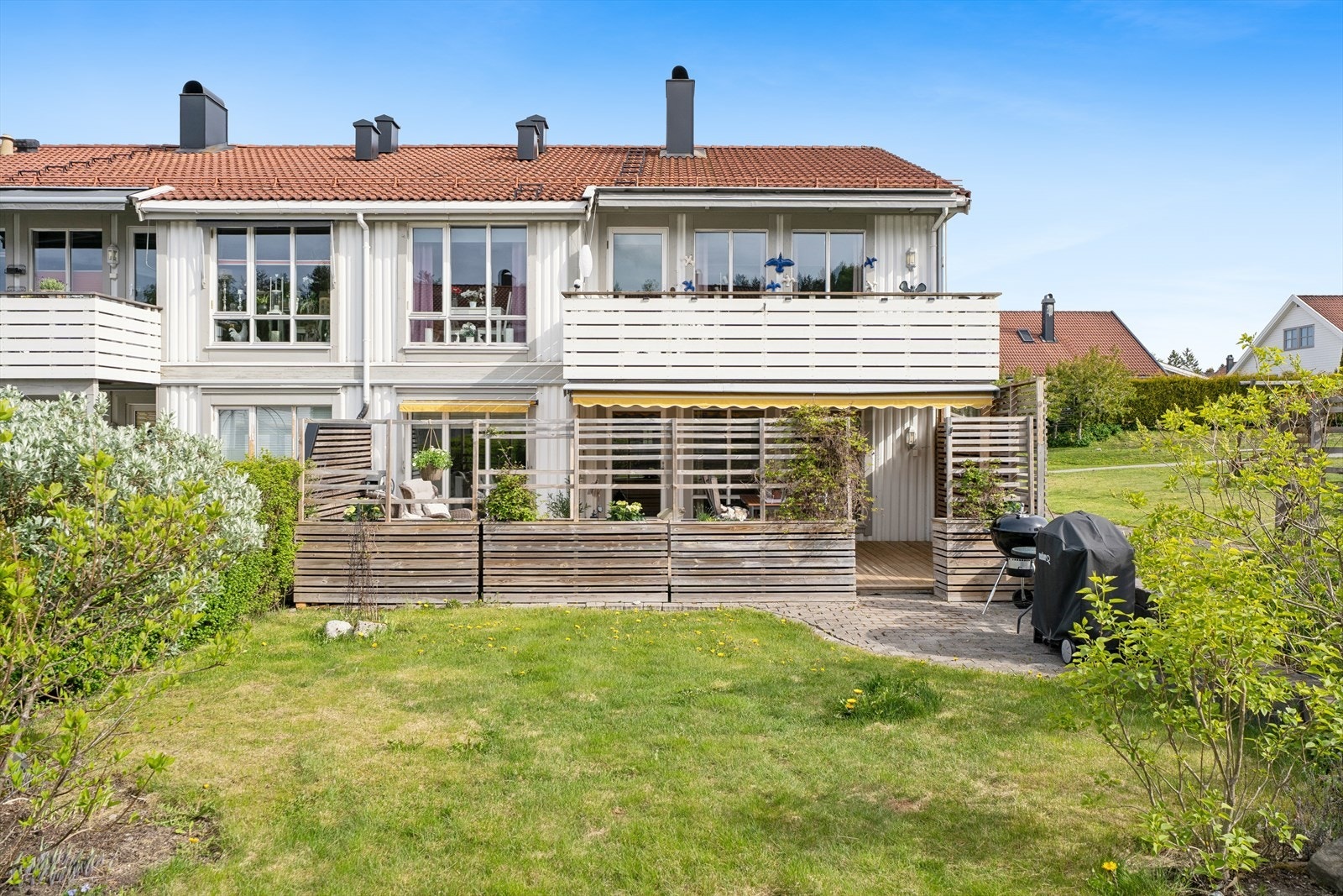 Leiligheten ligger på bakkeplan med enkel adkomst til hage og fellesarealer. Galleribilde