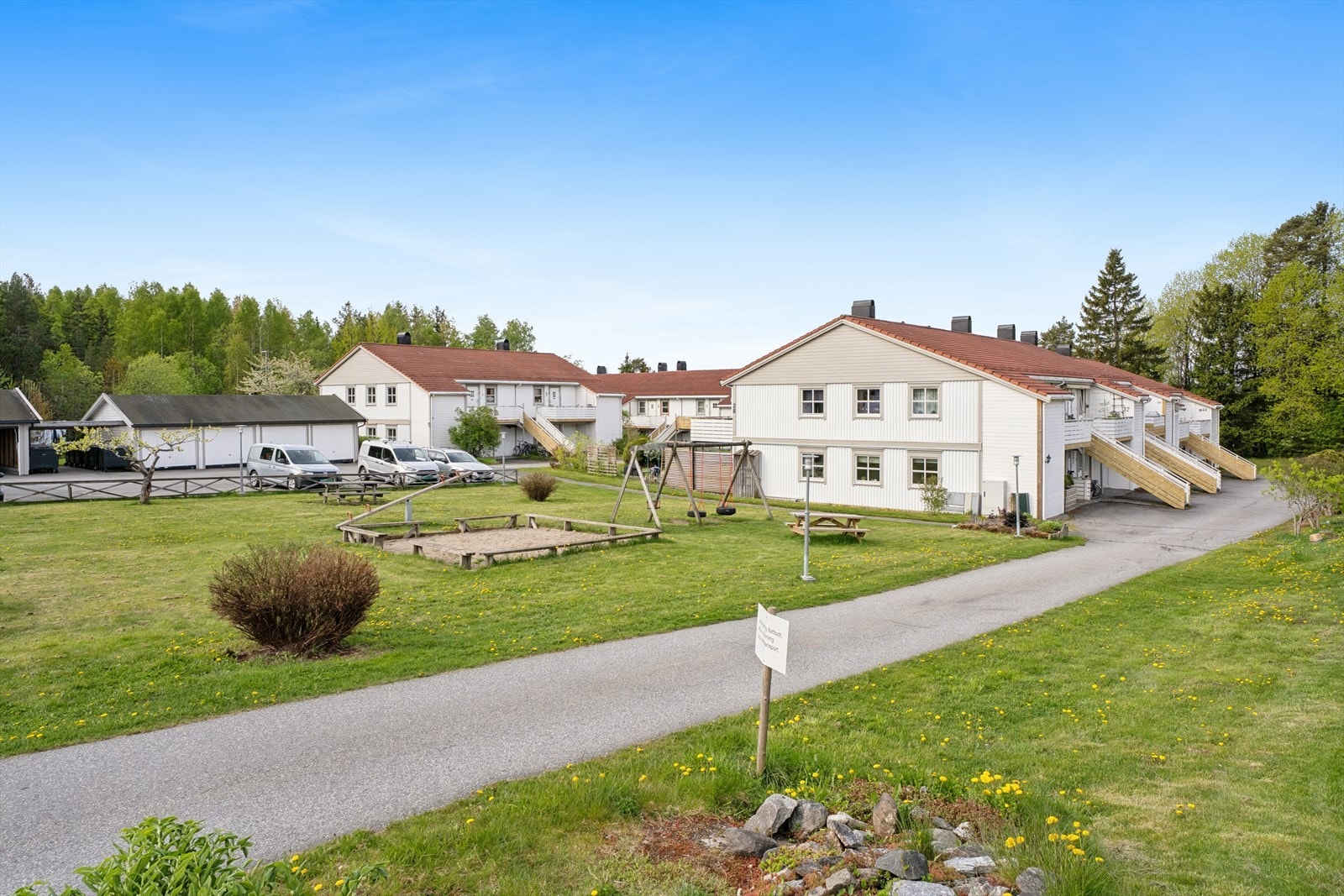 Området er barnevennlig med lekeplasser rett utenfor døren og 5 minutter med bil til Åsgård skole. Galleribilde