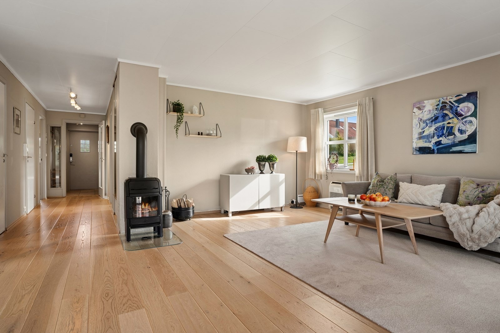 Peisovnen i stuen gir ekstra varme og en hyggelig atmosfære. Galleribilde