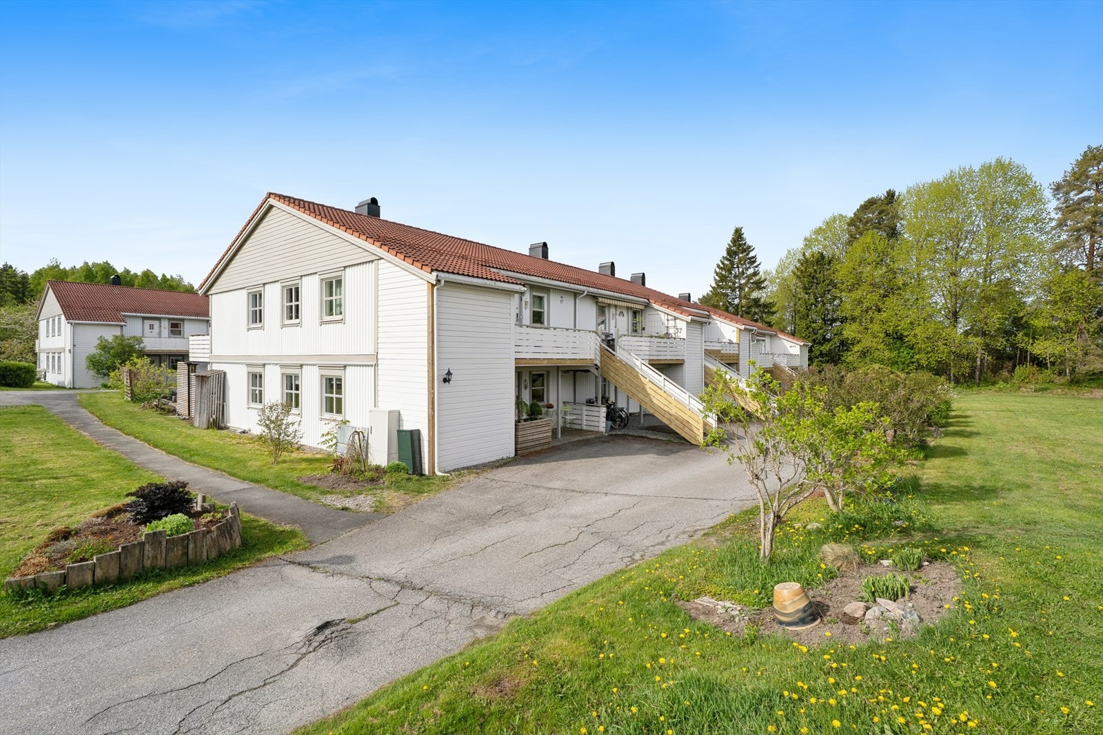 Leiligheten ligger i et veletablert og rolig boligområde med store, grønne fellesarealer. Galleribilde