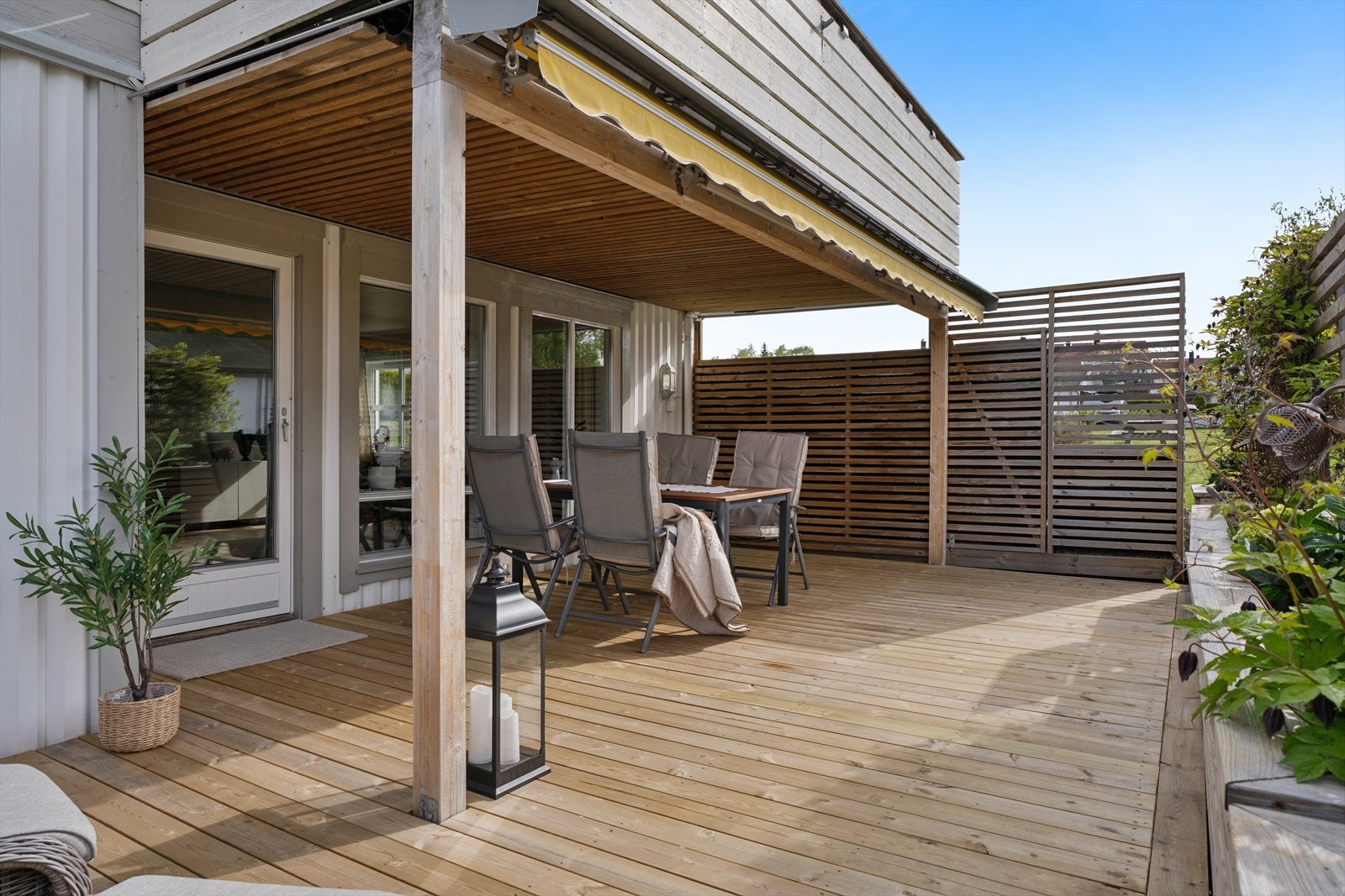 Fra stuen kommer du ut på en romslig og solrik terrasse med plass til både spisebord og loungegruppe. Galleribilde